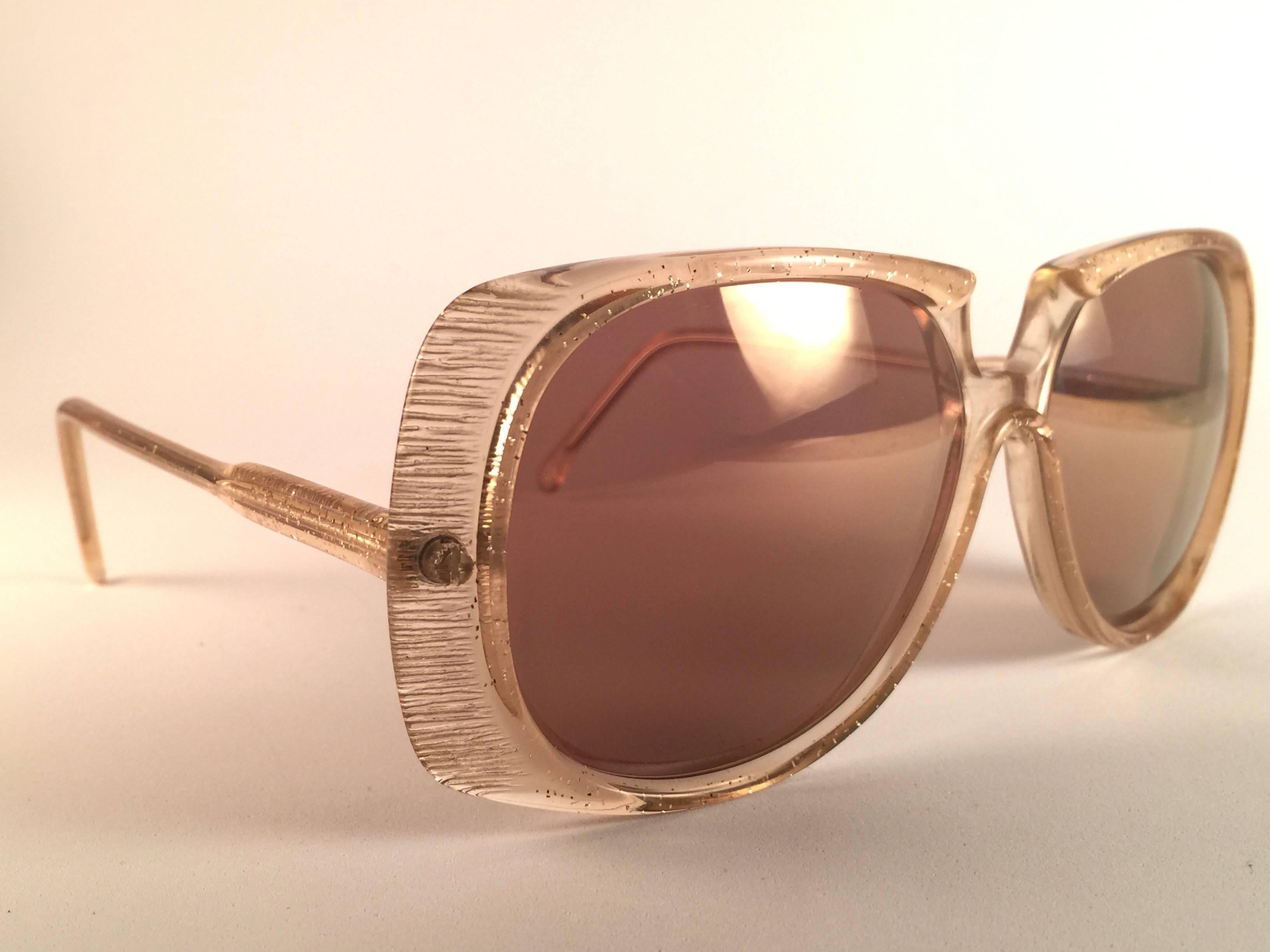 Superb & rare pair of Oliver Goldsmith sunglasses. Oversized clear frame delicate gold accents frame holding a pair of spotless gold lenses.   

New, never worn or displayed. This pair may have minor sign of wear due to storage.

Handmade in England.