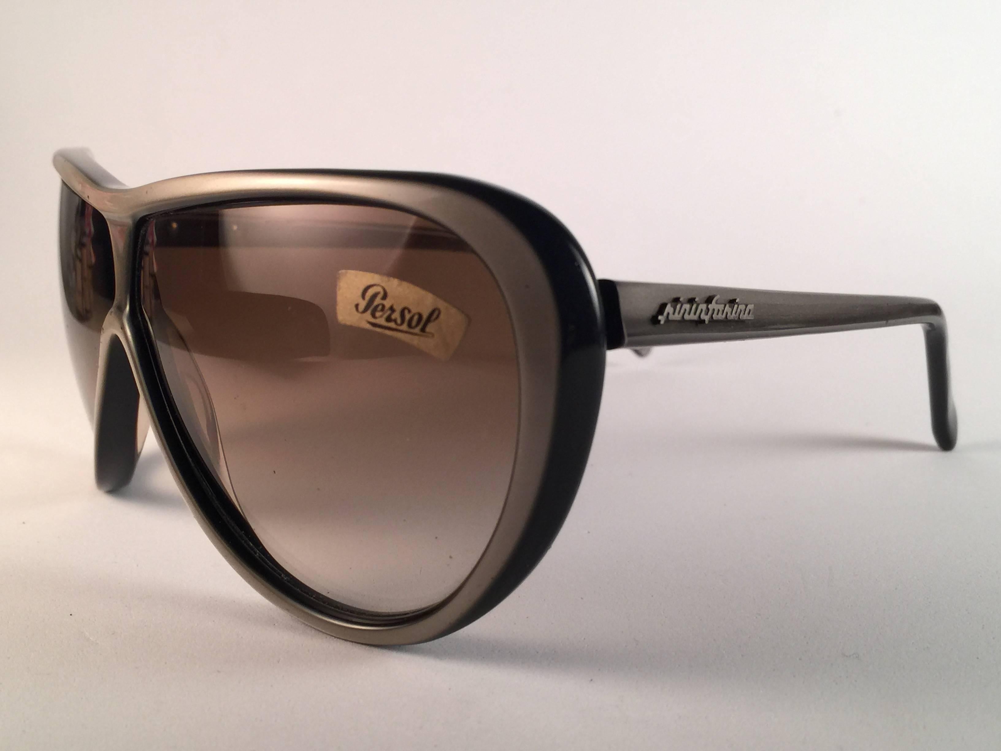 Occhiali da sole Persol Ratti Pininfarina vintage nuovi. 

Un paio immacolato che incornicia lenti grigio chiaro.  Nuovo, mai indossato o esposto. Questo paio può presentare lievi segni di usura dovuti alla conservazione.  

Prodotto in Italia