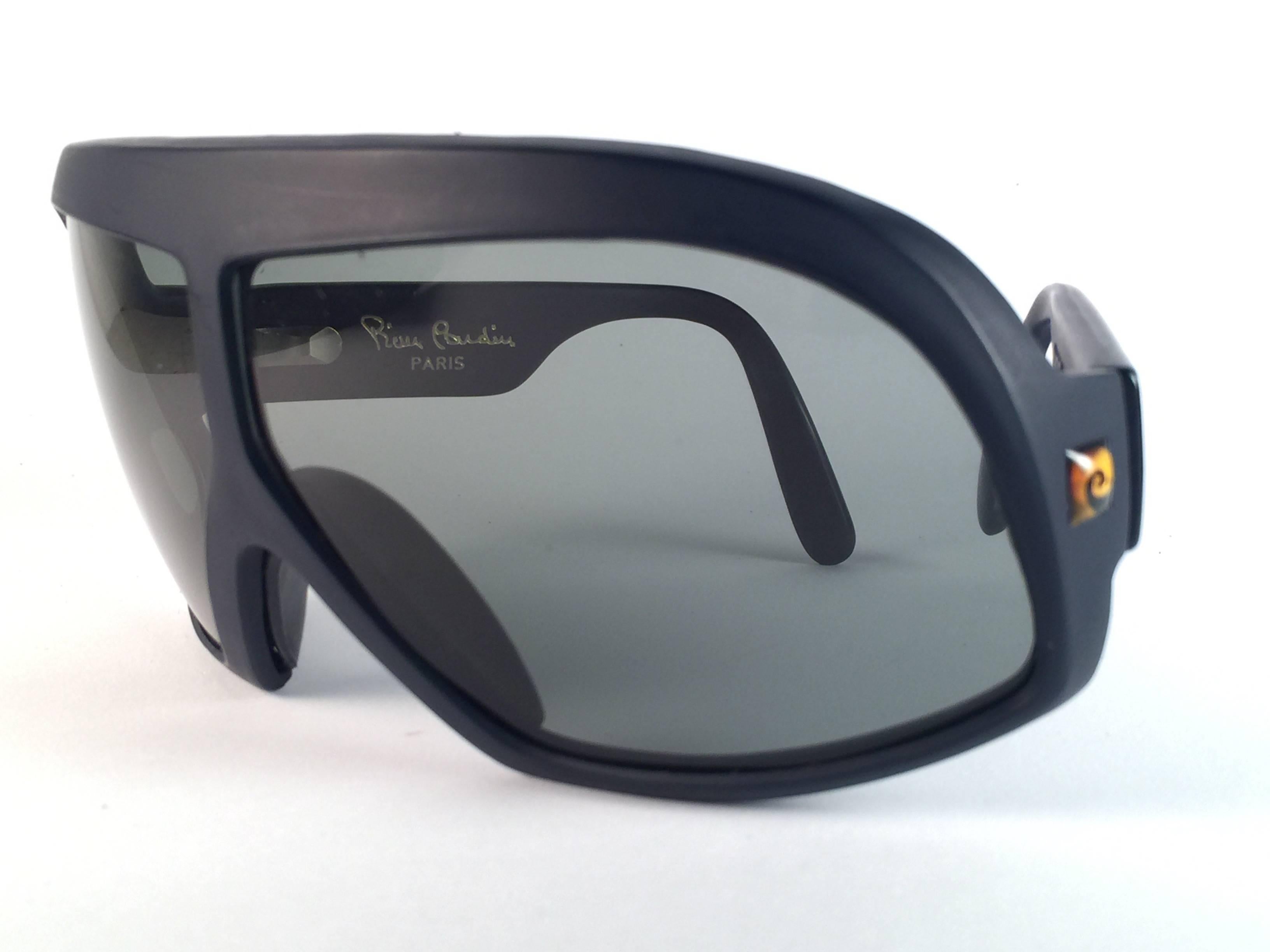 New Vintage Pierre Cardin Ski Haute Sports Light Grey Lens 1970's Sunglasses In New Condition In Baleares, Baleares