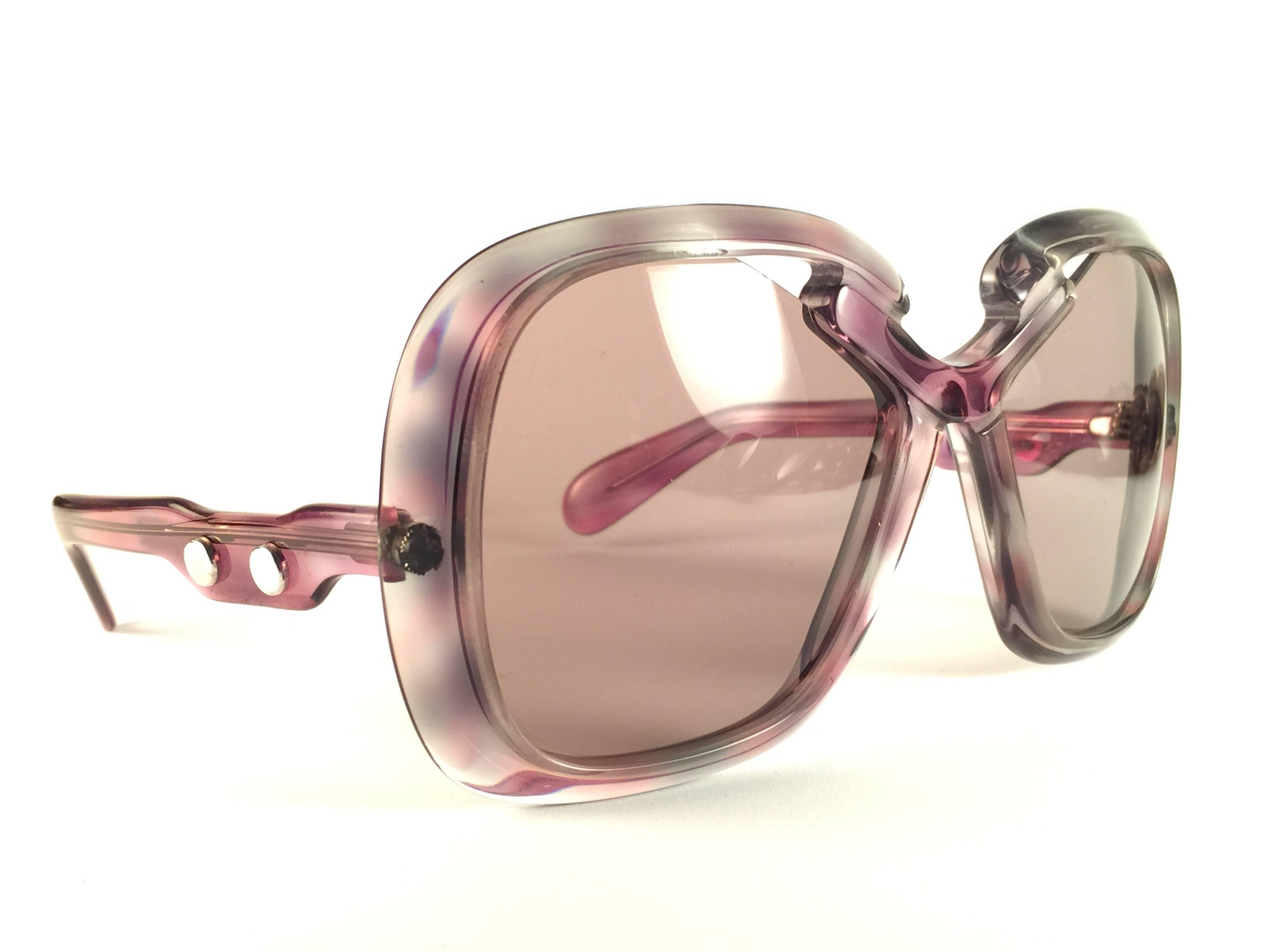 New Vintage Collector Item Silhouette Clear Colours and Silver accents  Monture de lunettes de soleil portant une paire de verres marron clair impeccables.   

Fabriqué en Allemagne dans les années 1970.