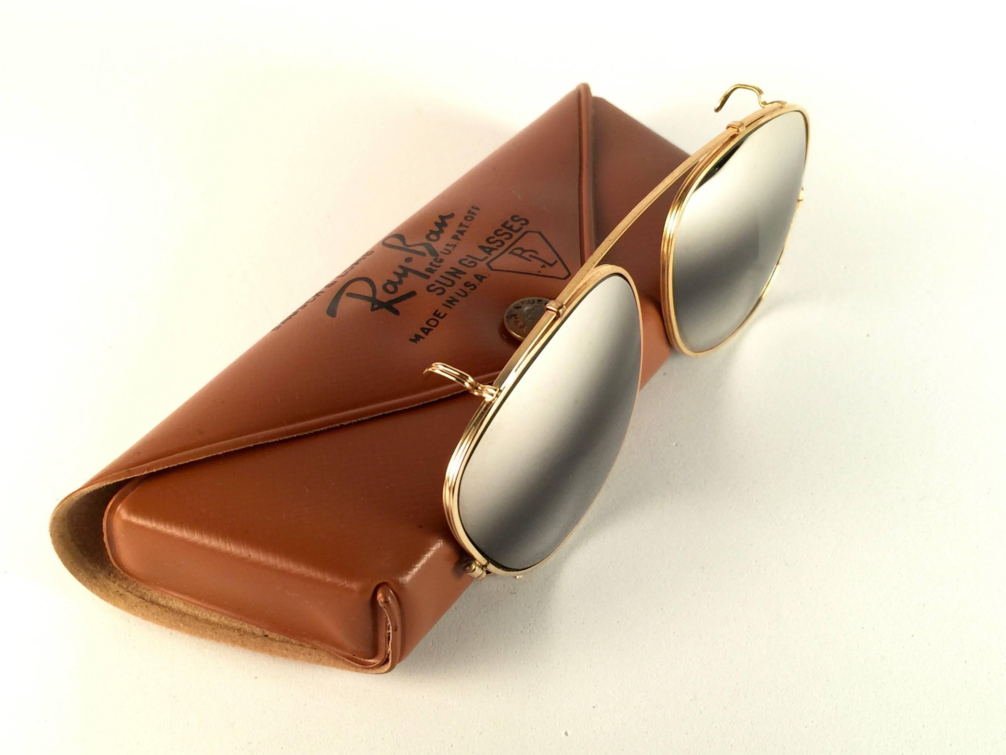 Neue, seltene und großartige Ray Ban B&L Deep Freeze gold Clip on. Größe 48.

Hergestellt in den USA.

Wird mit dem originalen Ray Ban B&L Etui geliefert.

Dieser Artikel kann aufgrund der Lagerung leichte Gebrauchsspuren aufweisen.

