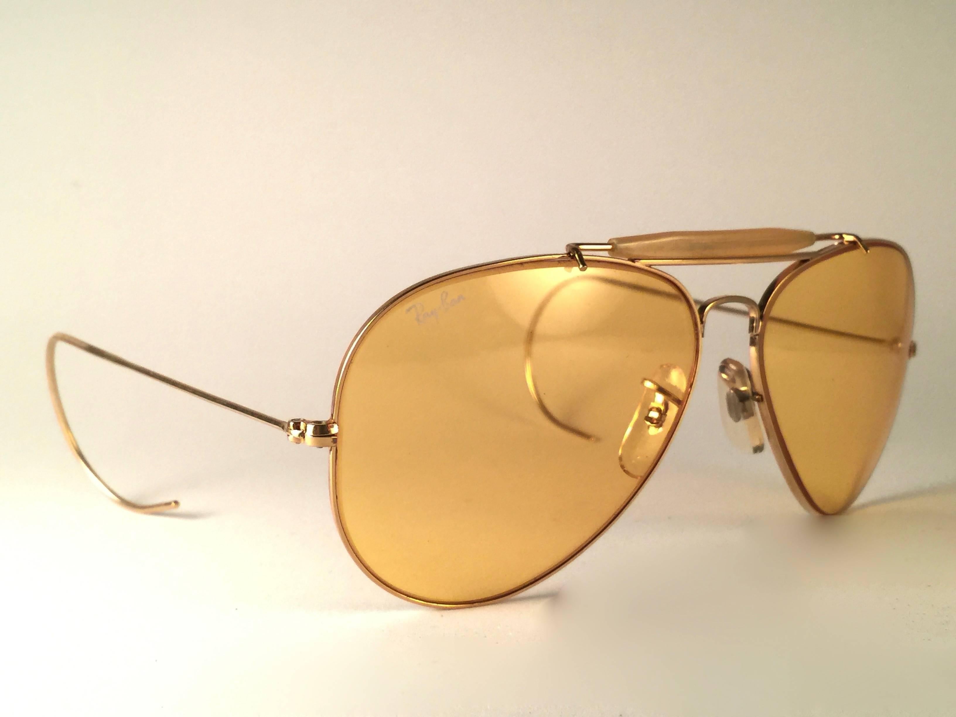 Nouveau Vintage Ray Ban Aviator Gold 62mm avec lentilles Ambermatic. B&L gravé dans les deux verres. Livré avec son étui original Ray Ban B&L. 

Veuillez noter que cette paire peut présenter des signes mineurs d'usure dus à près de 40 ans de