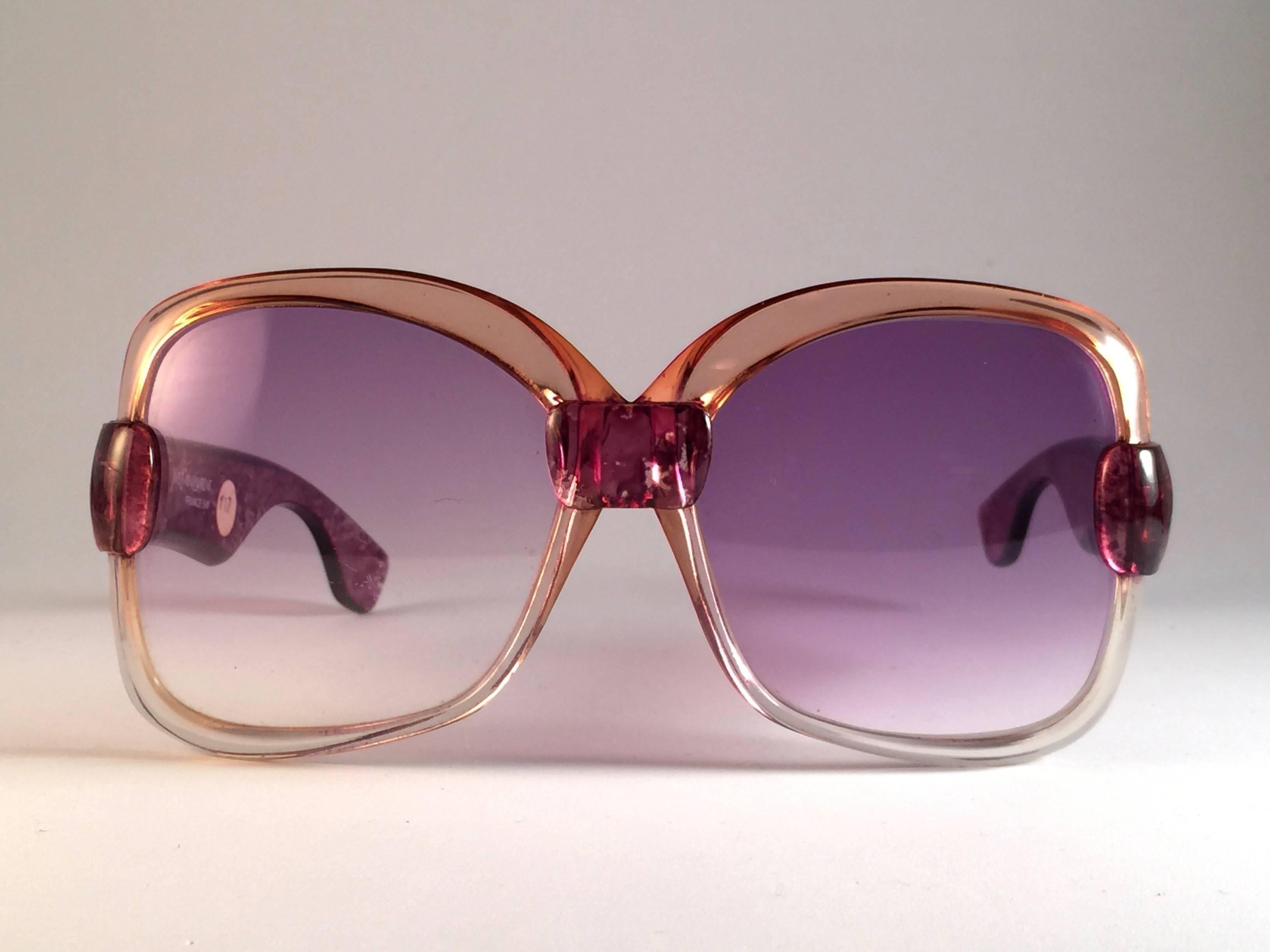 
Magnifique et élégante paire de lunettes de soleil Oversized Yves Saint Laurent 1970's, monture translucide et branches translucides en jaspe. 
Paire de lentilles dégradées impeccables. 
Nouveau ! Jamais porté ou exposé. Une paire parfaite !!!  