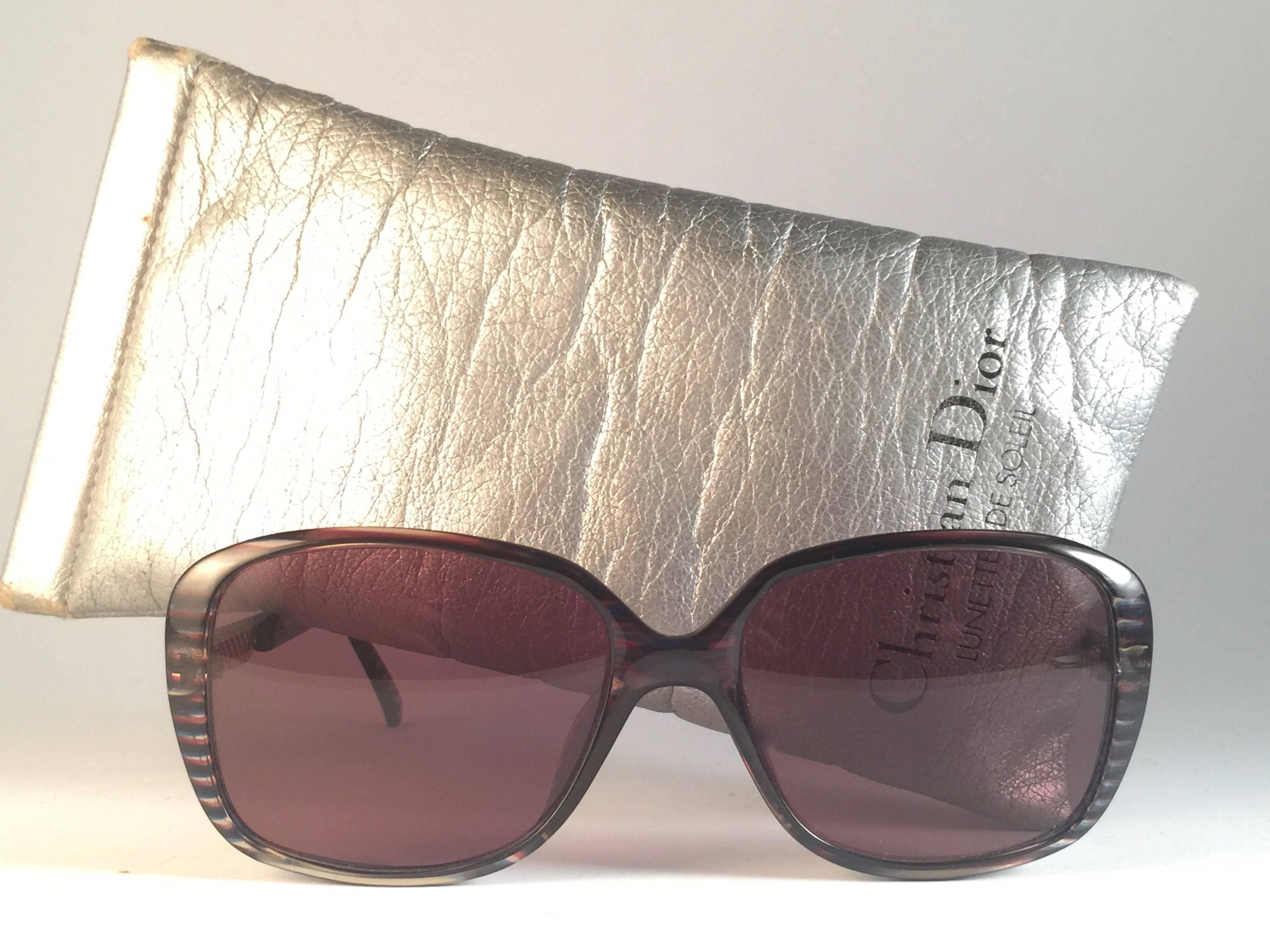 New vintage Christian Dior sunglasses. 

Dark grey lenses.

Comes with it original CD sleeve.

New, never worn or displayed this item may show light sign of wear due to storage.

Made in Austria

FRONT : 14.5 CMS

LENS HEIGHT : 4.5 CMS

LENS WIDTH :