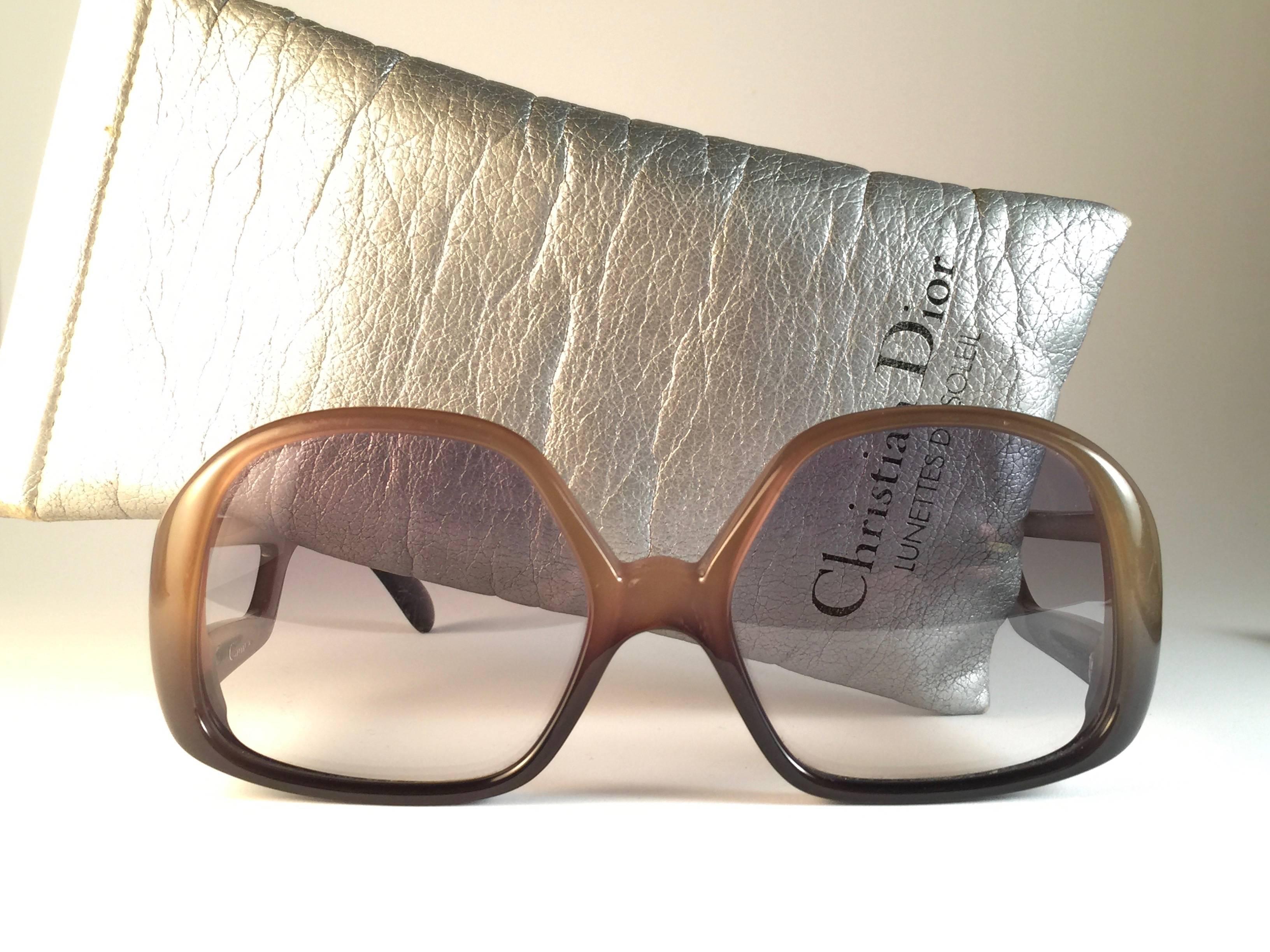 New vintage Christian Dior sunglasses. Cutout side details.

Light purple gradient lenses.

Comes with it original CD sleeve.

New, never worn or displayed this item may show light sign of wear due to storage.

Made in Austria