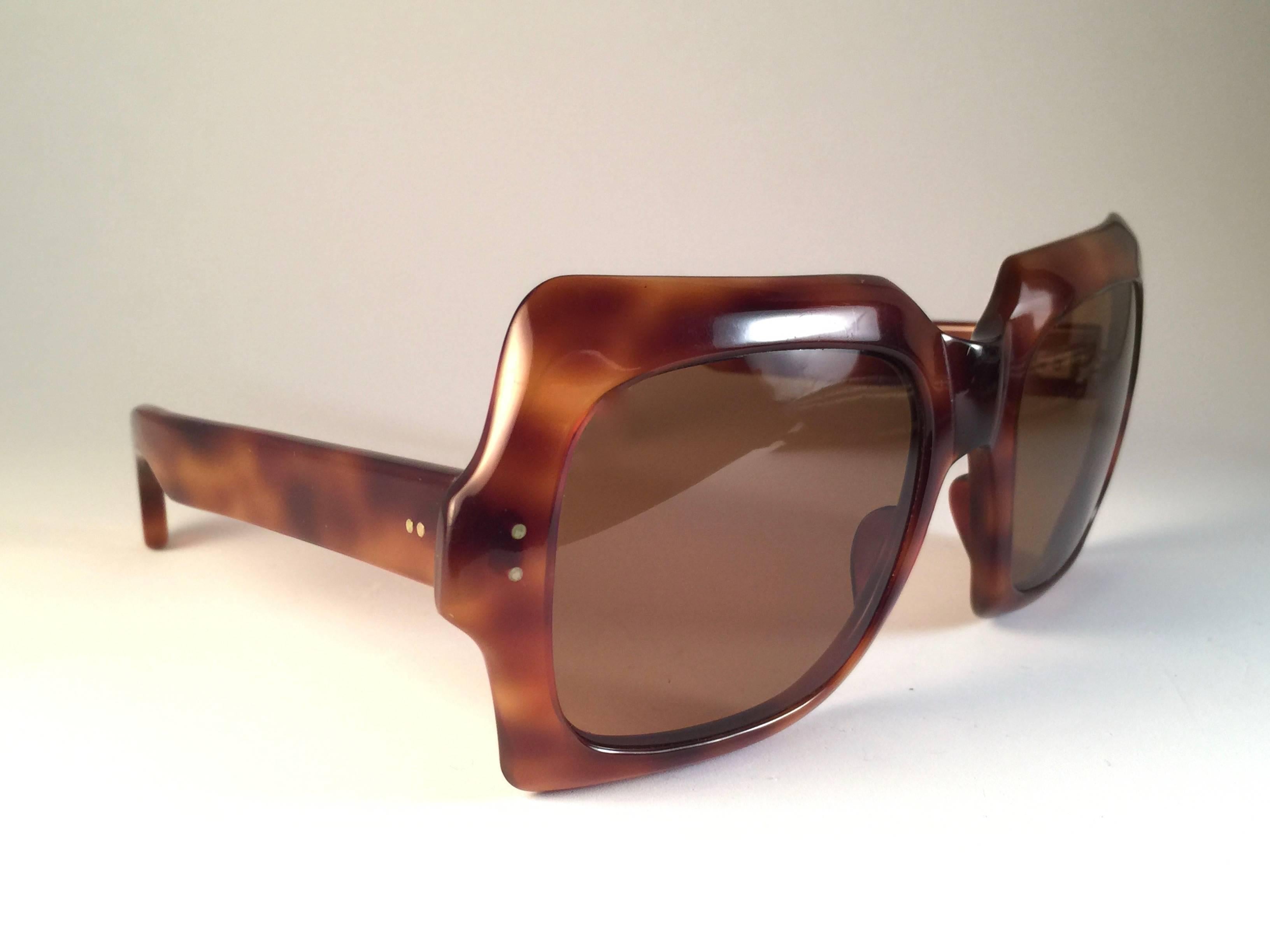 New rare collector's item vintage Philippe Chevalier dark tortoise oversized sunglasses with solid brown lenses.   
A superb find in new, never worn condition. 

Please notice this item may show moonier sign of wear due to storage.  

Made in France.