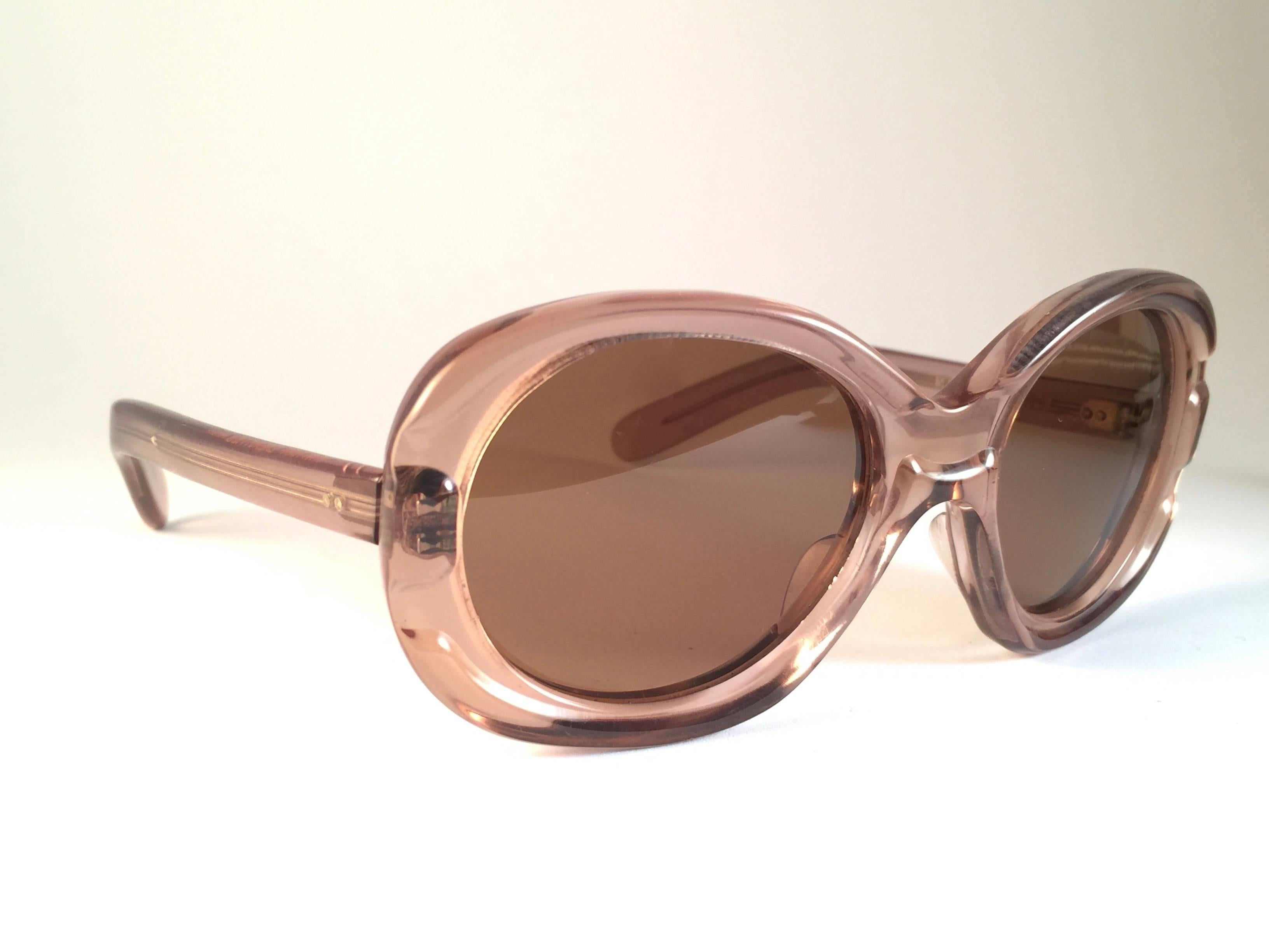 Nouvelles et rares lunettes de soleil vintage Philippe Chevalier rose clair avec des verres marron moyen.   
Une superbe trouvaille en état neuf, jamais porté. 
Veuillez noter que cet article peut présenter des signes d'usure plus lents dus au