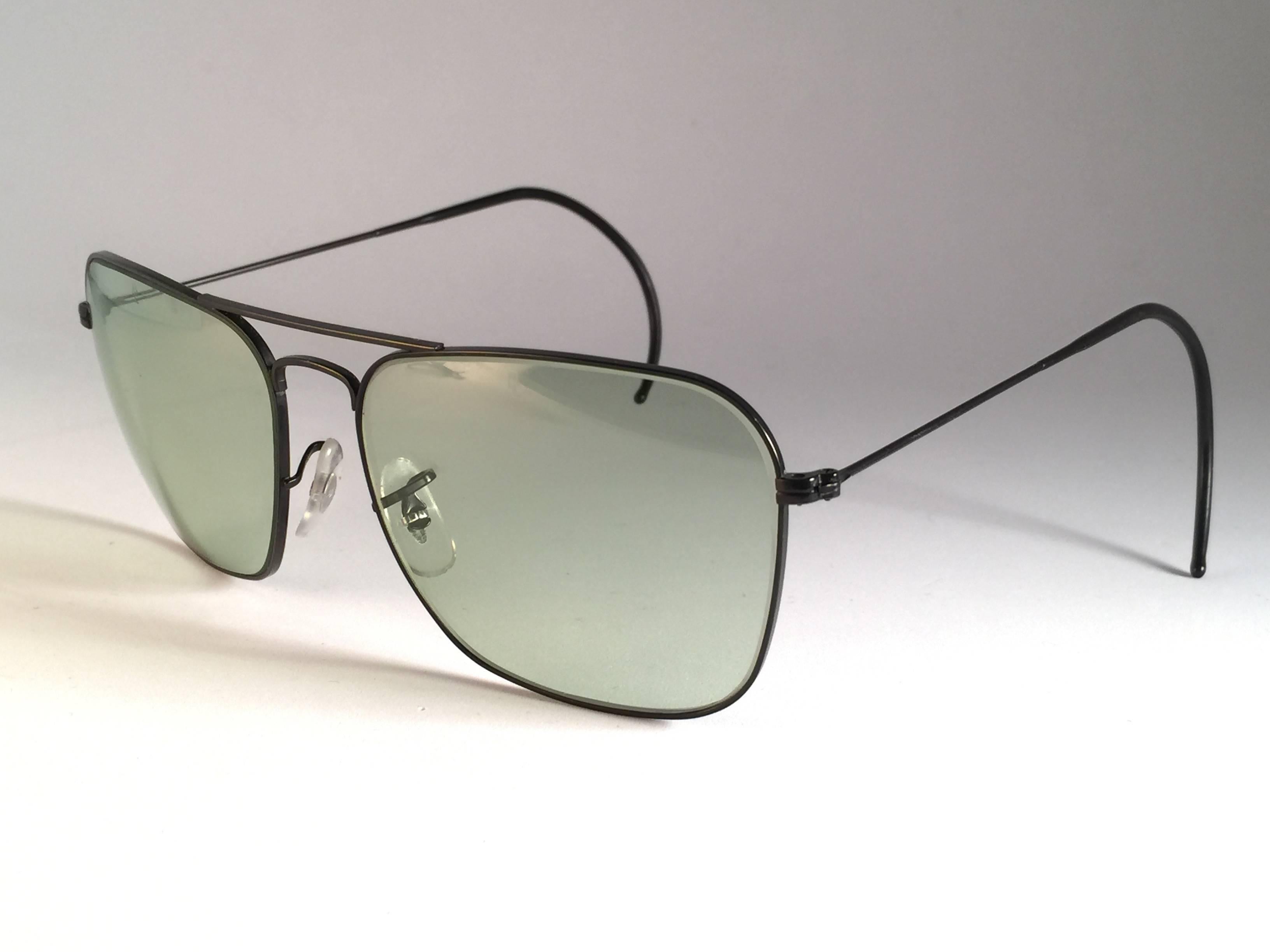 New Vintage Ray Ban Caravan Matte black with green changeable lenses in 58MM size. B&L etched in the lenses, so mid 1970's.  Please notice this item is nearly 50 years old and may show minor sign of wear due to storage.
Comes with its original Ray