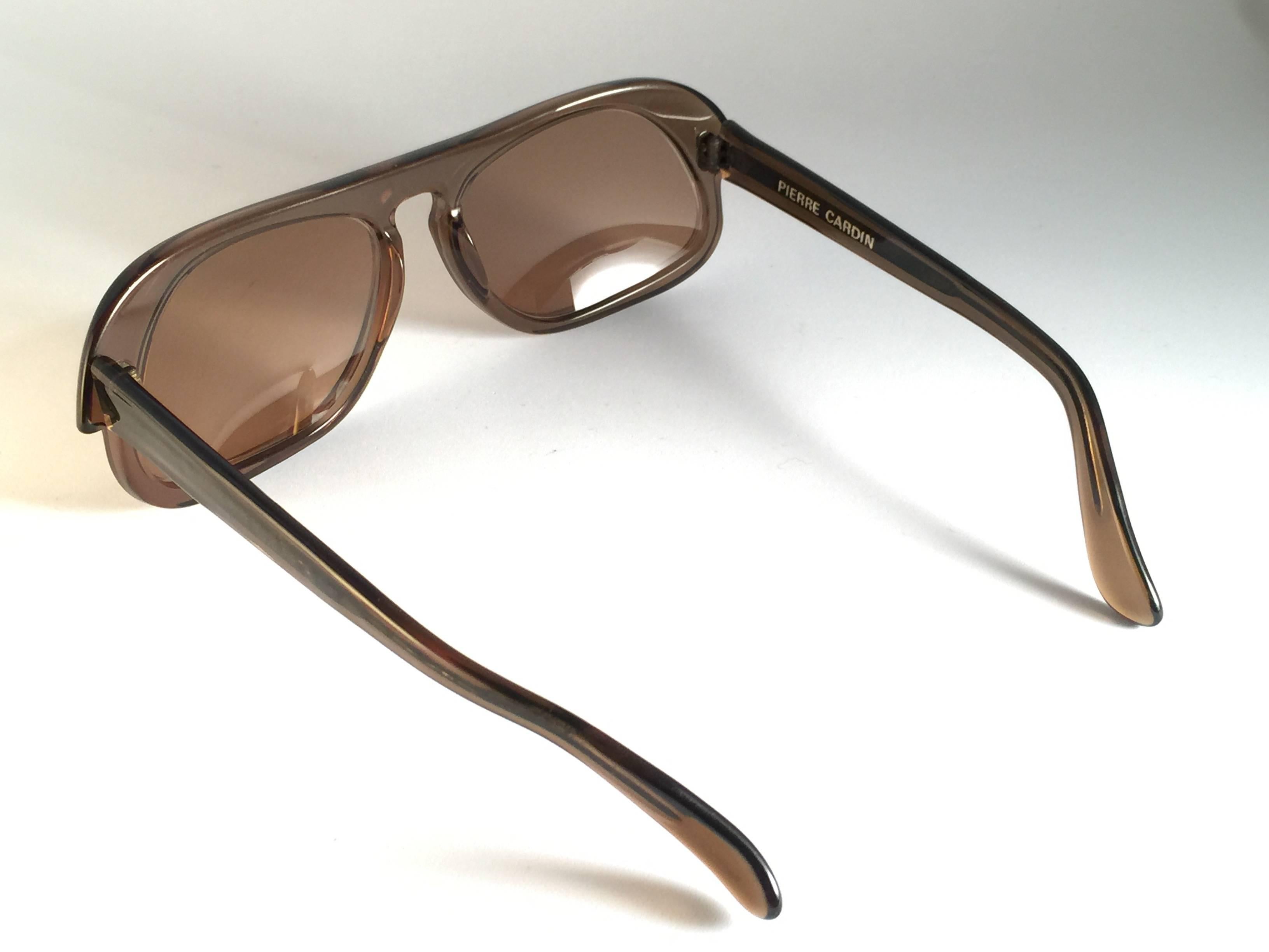 New vintage futuristic Pierre Cardinrectangular frame sporting a beautiful pair of solid brown lenses. The temples on this pair have oxidation on the inside turned into color green, please check picture 4 to see the effect on the temples.
This pair