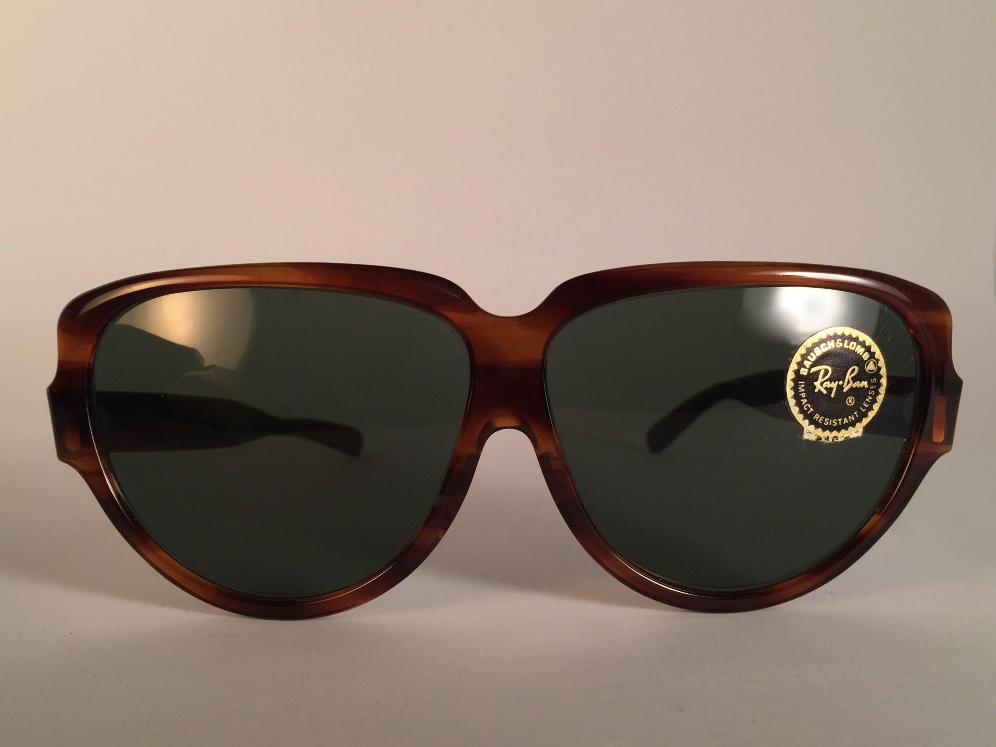 New classic Lynwood in tortoise. B&L etched in both G15 grey lenses. 

Please notice that this item is nearly 50 years old and could show some storage wear. New, ever worn or displayed. Made in USA.