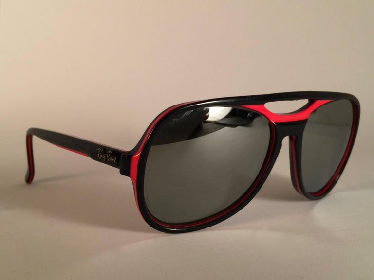 New Vintage Ray Ban B&L Powderhorn Red Black Full Mirror Lenses Sunglasses US In New Condition For Sale In Amsterdam, Noord Holland