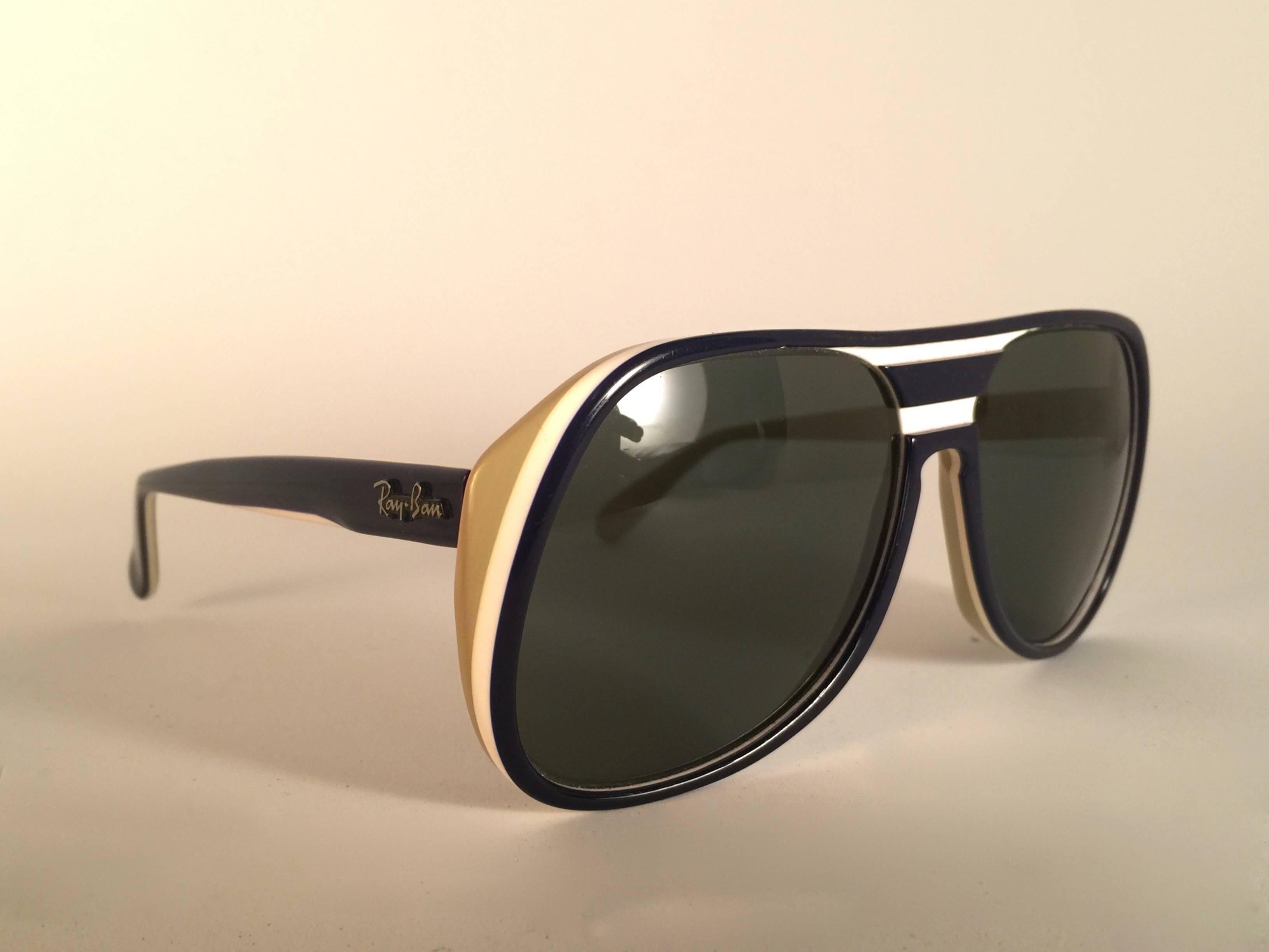 Mint Ray Ban Timberline in  combination.   

This pair have minor sign of wear on lenses and frame due to nearly 40 years of storage.   

Designed and Produced in USA.

FRONT : 14.5 CMS

LENS HEIGHT : 5 CMS

LENS WIDTH : 5.6 CMS

TEMPLES : 13. 5 CMS