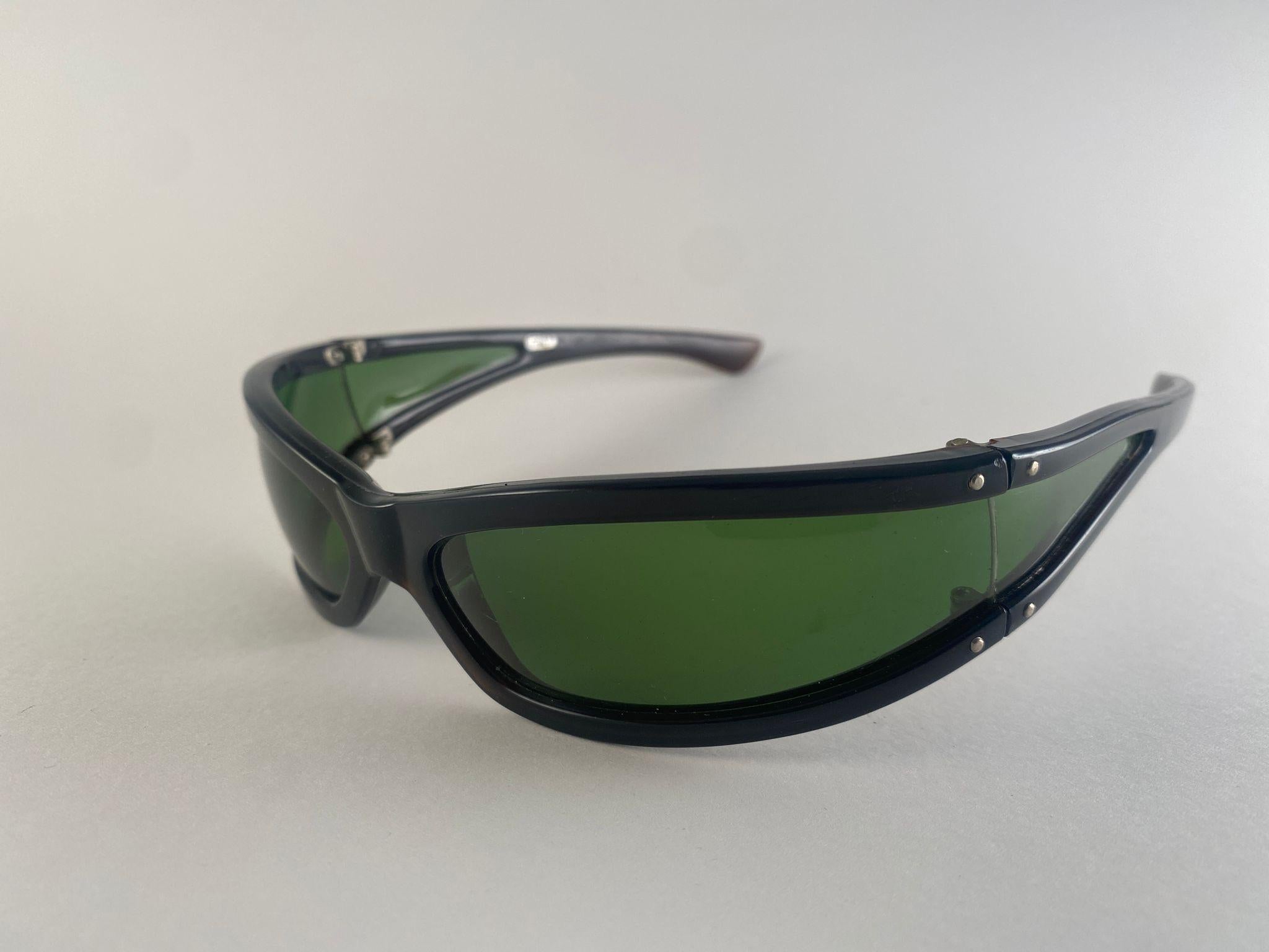 Gafas de sol Vintage Midcentury Mask Wrap Around Black Frame Italy Made Negro en venta
