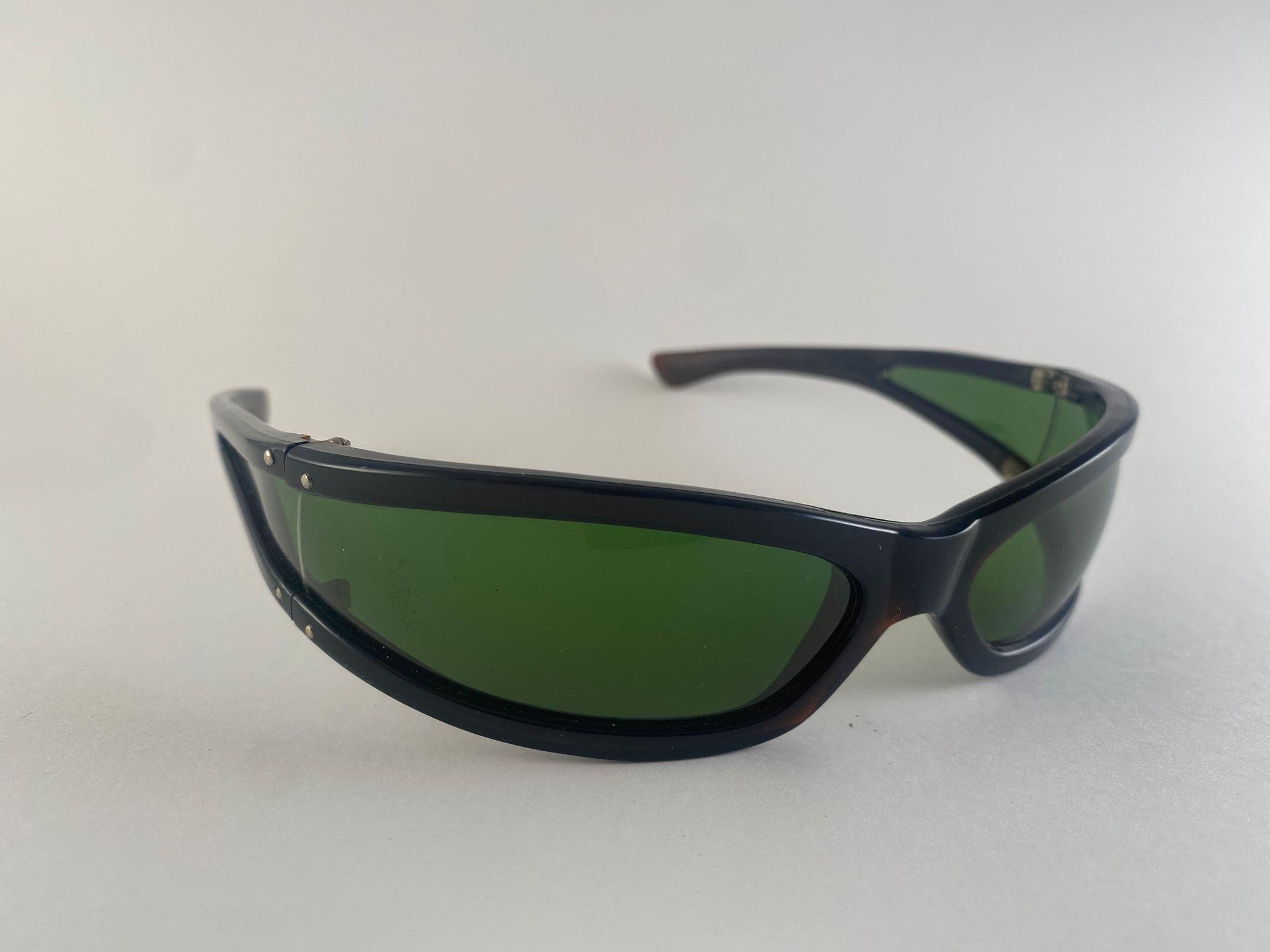 Femenino o masculino Gafas de sol Vintage Midcentury Mask Wrap Around Black Frame Italy Made en venta