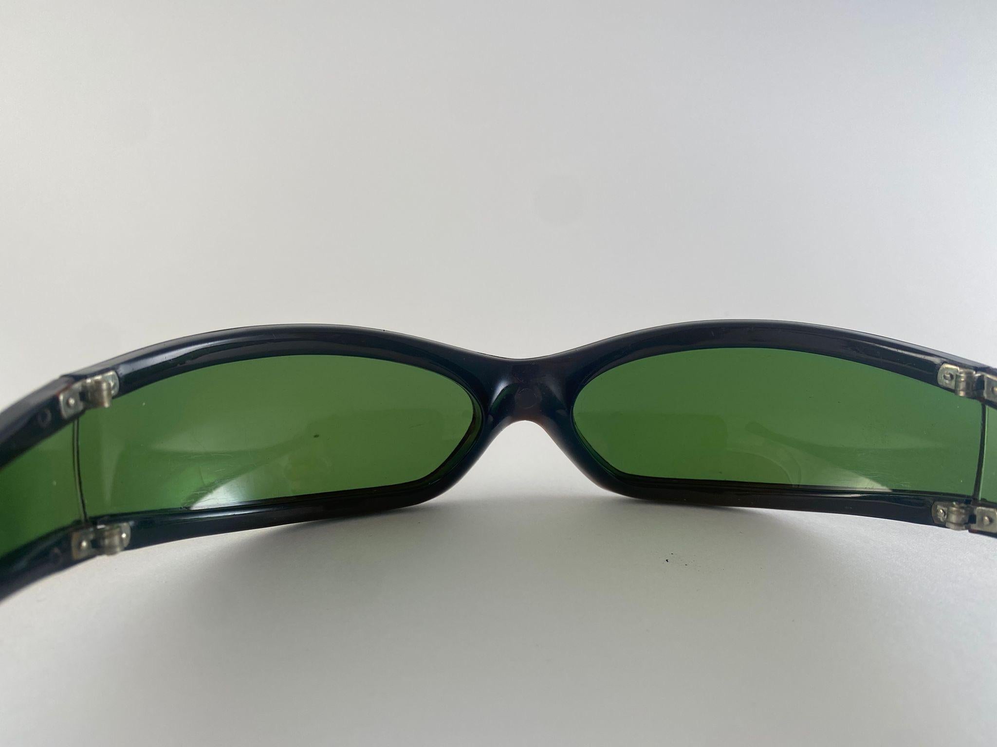 Gafas de sol Vintage Midcentury Mask Wrap Around Black Frame Italy Made en venta 1