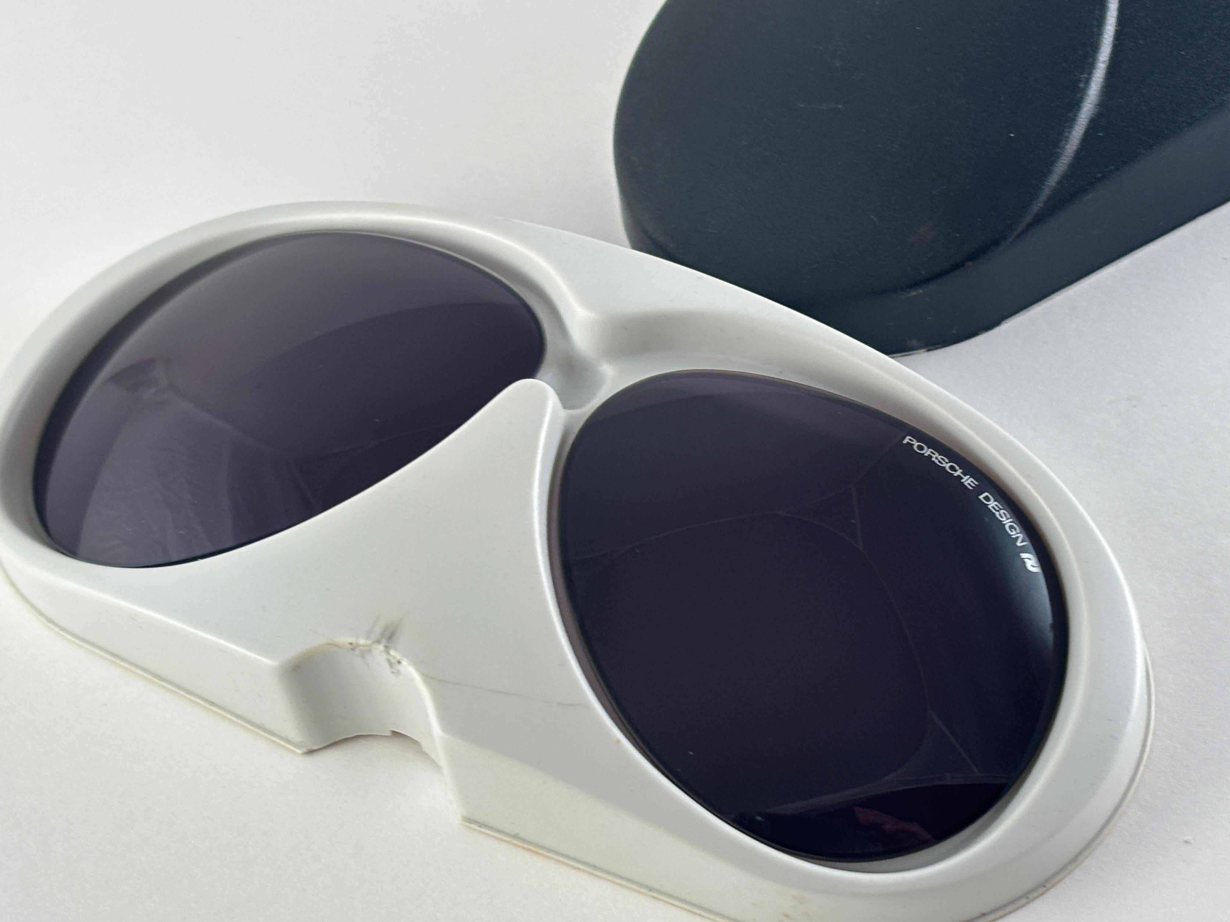 New Vintage Porsche Design/One Carrera 5623 Seltene polarisierte Gläser
Dieses Element zeigen kleinere Zeichen der Abnutzung durch die Lagerung.


Hergestellt in Österreich



Höhe der Linse                                 6     Cms
Linse Breite    
