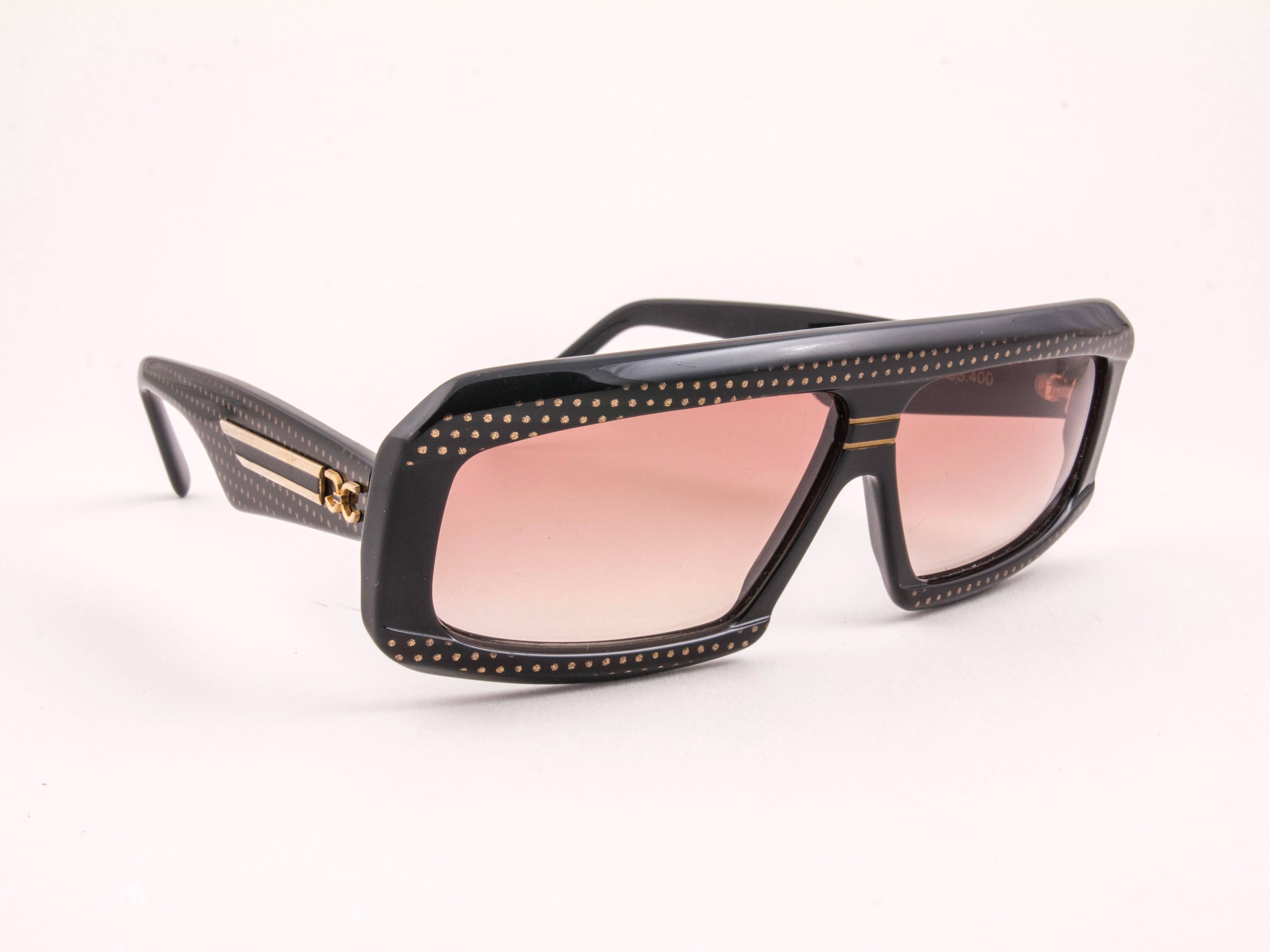 Avant garde and provocative Claudia Carlotti black & gold dotted sunglasses framing a pair of spotless light brown gradient lenses. a pioneer design!

New, never used this Claudia Carlotti designed sunglasses are a grounbreaker piece. A collectors