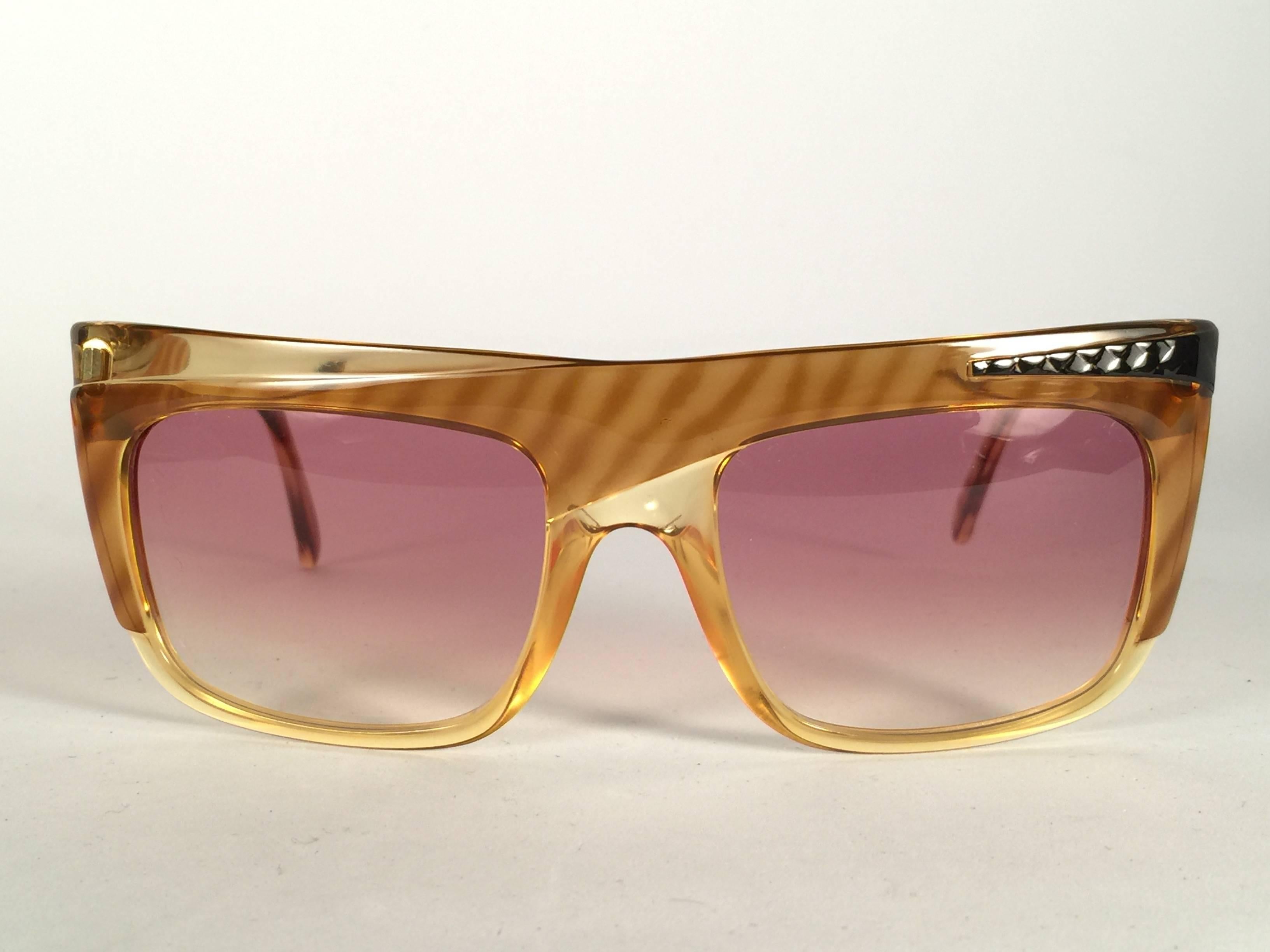 New Vintage Christian Dior 2400 Mask like frame sporting spotless lenses. 

Made in Germany.
 
Produced and design in 1980's.

New, never worn or displayed. Comes with its original silver Christian Dior Lunettes sleeve.