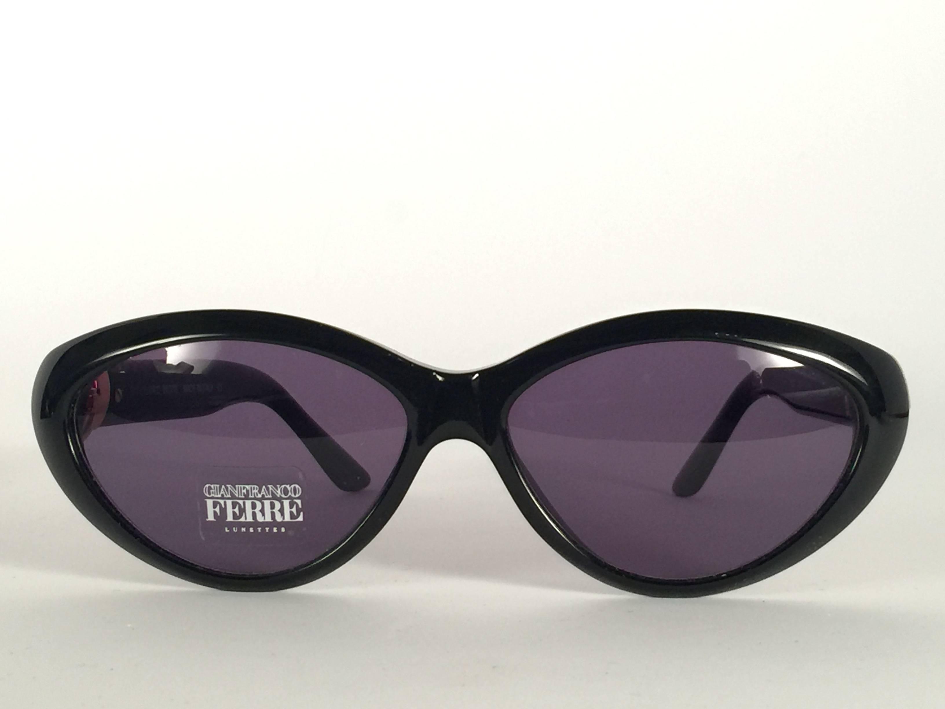 Neue Vintage-Sonnenbrille von Gianfranco Ferre.    

Schwarzer Rahmen mit Strassdetails, der ein Paar makellose graue Gläser hält.   

Neu, nie getragen oder ausgestellt. 

 Hergestellt in Italien.