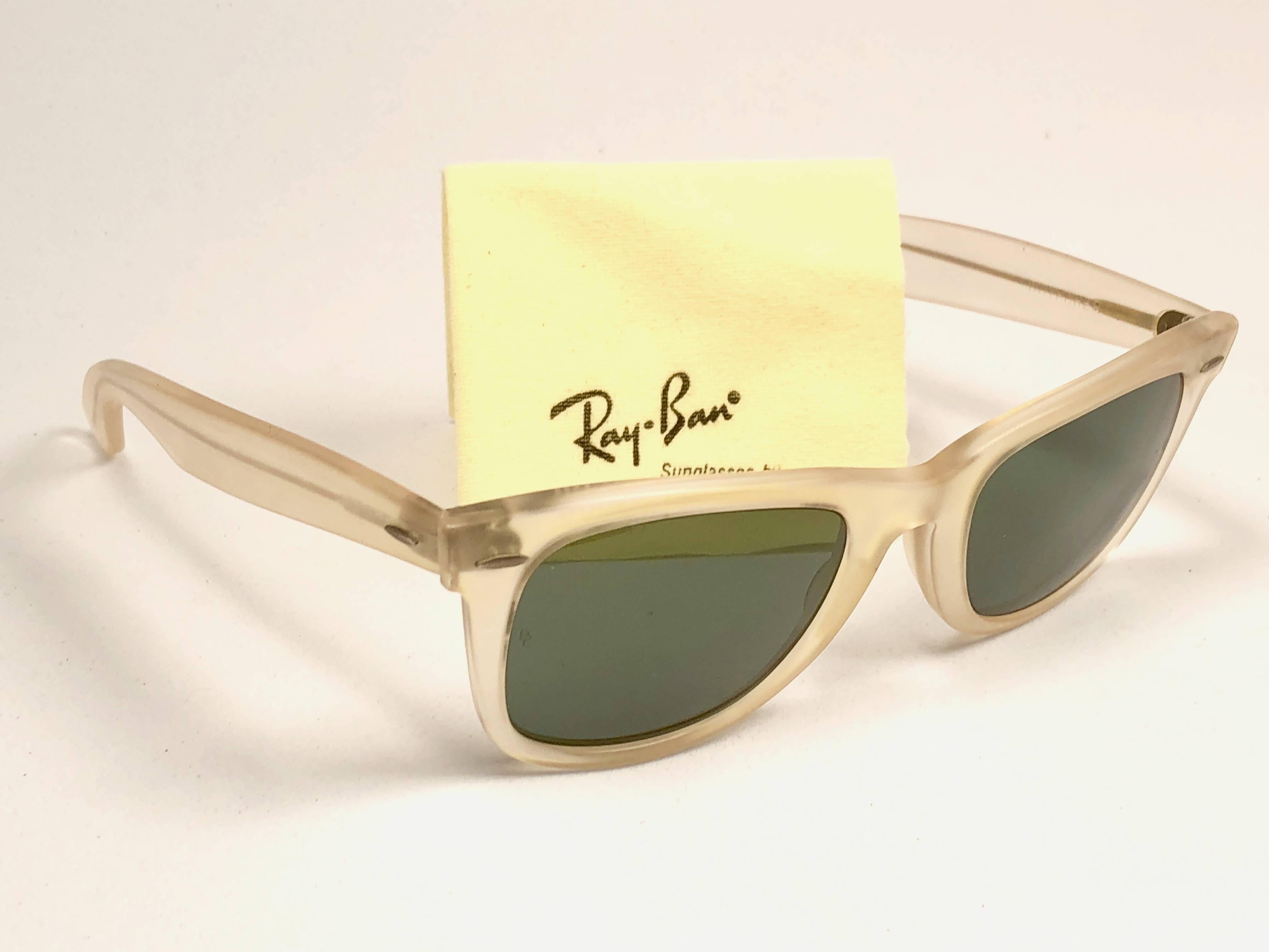 Rare classic Wayfarer Frosted edition. B&L etched in both G15 grey  lenses. 

Seldom item.

This pair has light discolouration due to storage. 

Original Wayfarer B&L case.

Made in Usa.