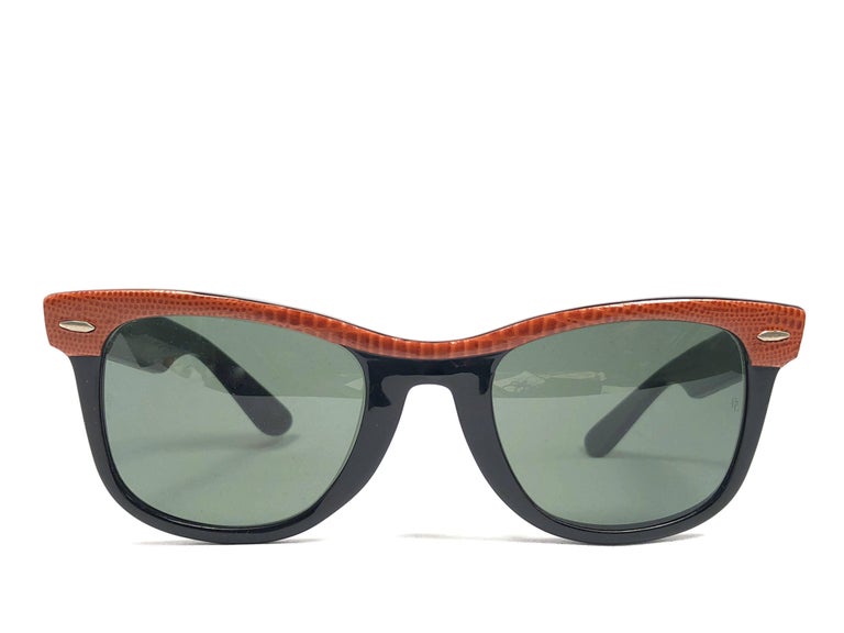 
New classic Wayfarer orange leather and black. 

B&L etched in both G15 grey lenses. Please notice that this item is nearly 40 years old and could show some storage wear. 

New, ever worn or displayed. Made in USA.

FRONT : 13.5 CMS
LENS HEIGHT :