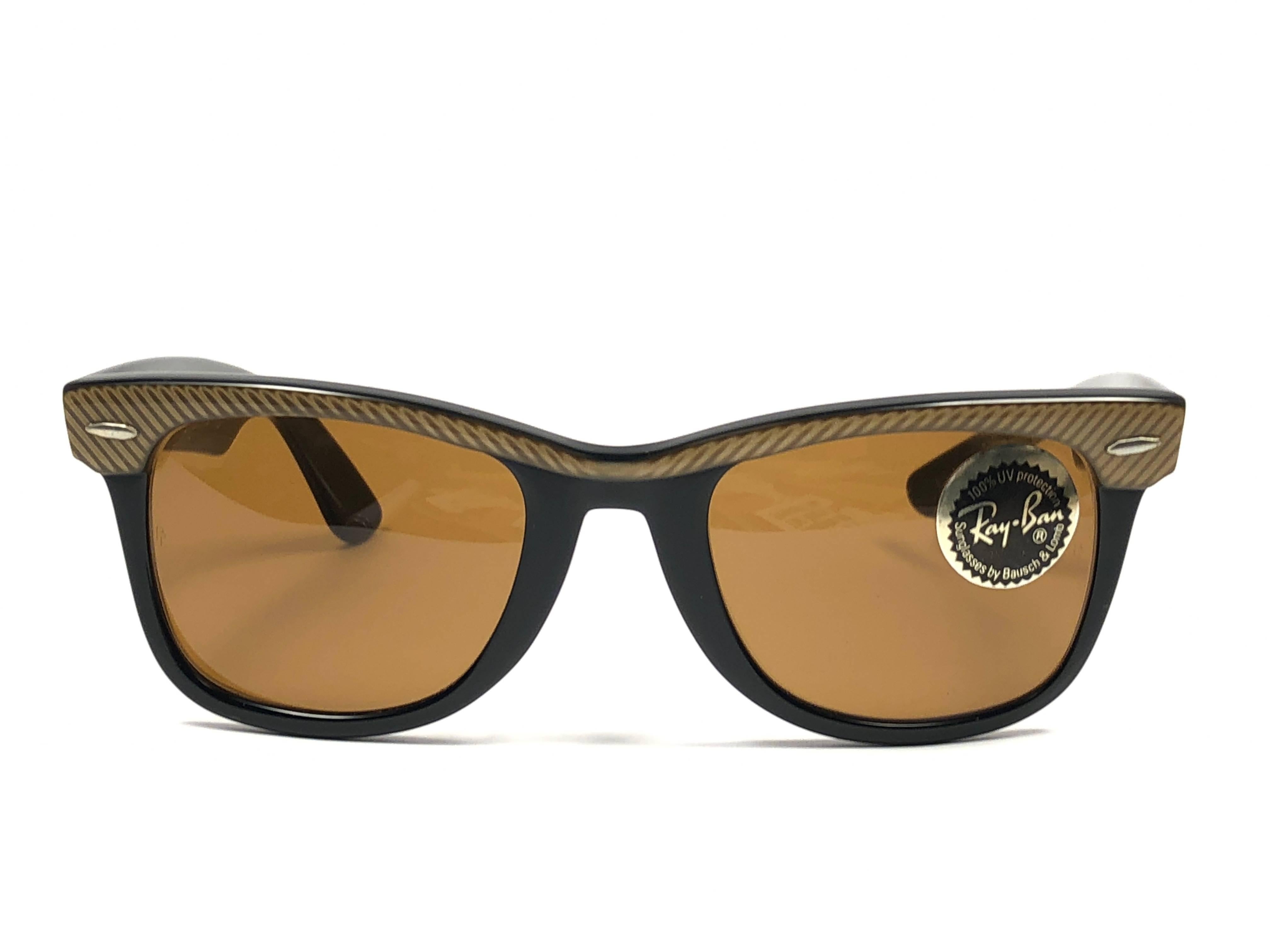 
New classic Wayfarer in two tone copper and black. 

B&L etched in both amber lenses . Please notice that this item is nearly 40 years old and could show some storage wear. 

New, ever worn or displayed. Made in USA.
