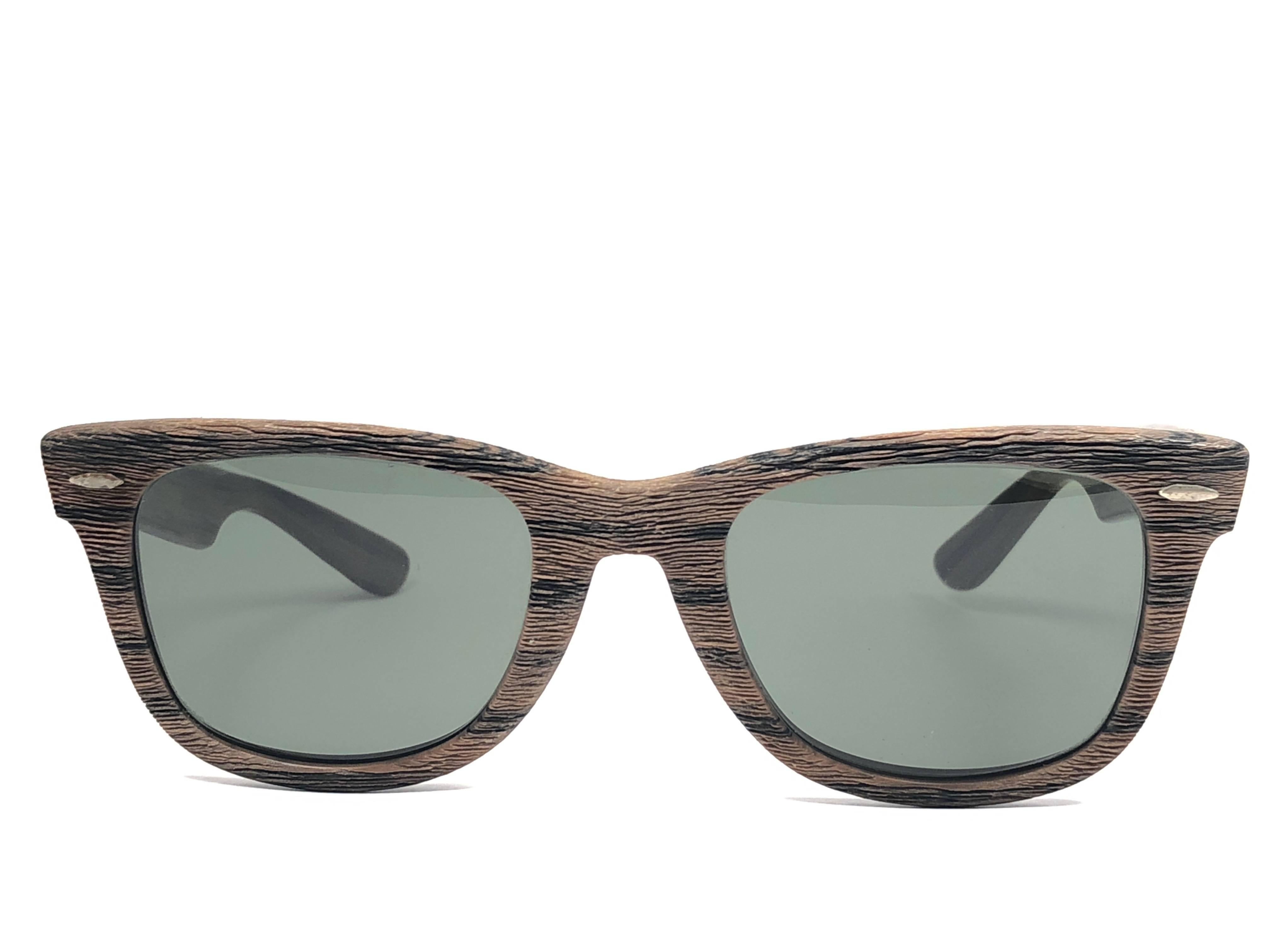 New and Rare collectors item the ultra rare edition of the classic Wayfarer: The Woodies. 
These were made in 3 colors, from light brown to dark brown. These are the dark Tiki edition. Sporting G15 GREY lenses. 5022, the classic size. 
Frame is