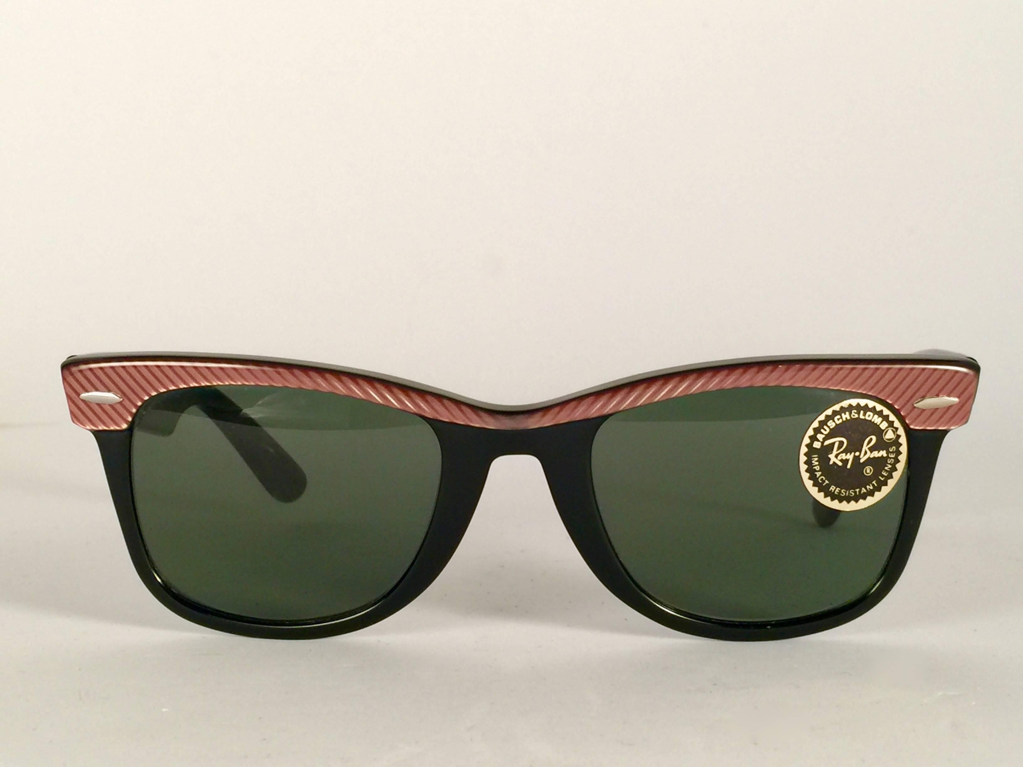 New classic Wayfarer in rose & black. B&L etched in both G15 grey lenses. Please notice that this item is nearly 40 years old and could show some storage wear.  
New, ever worn or displayed.