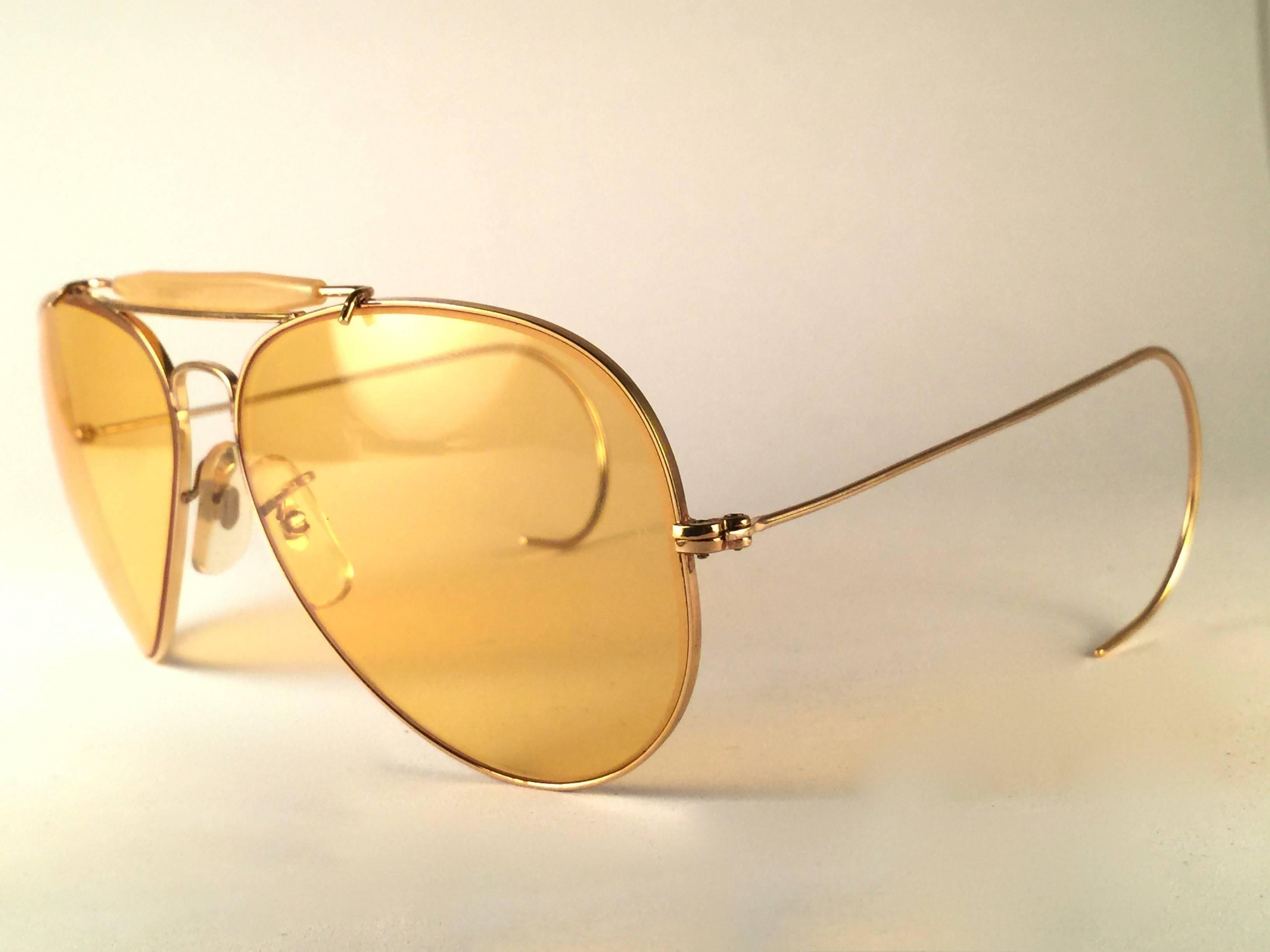 Ray Ban Vintage Aviator Gold Ambermatic 58Mm B / L Sunglasses, 1970s  In New Condition In Baleares, Baleares