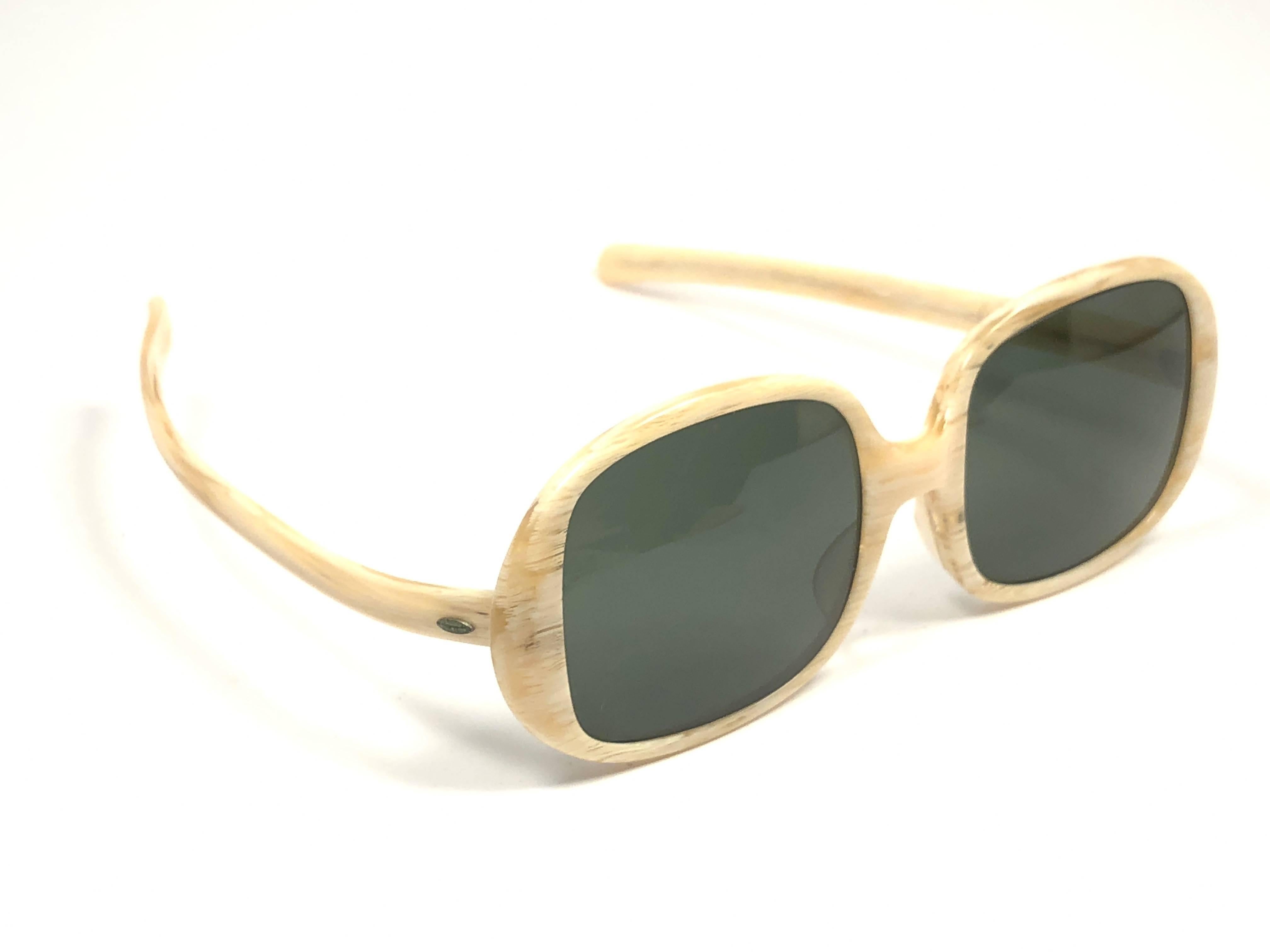 New classic Kilaine in Beige and Clear combination. G15 grey lenses non B&L. 

Please notice that this item is nearly 50 years old and could show some storage wear. New, ever worn or displayed. Made in USA.