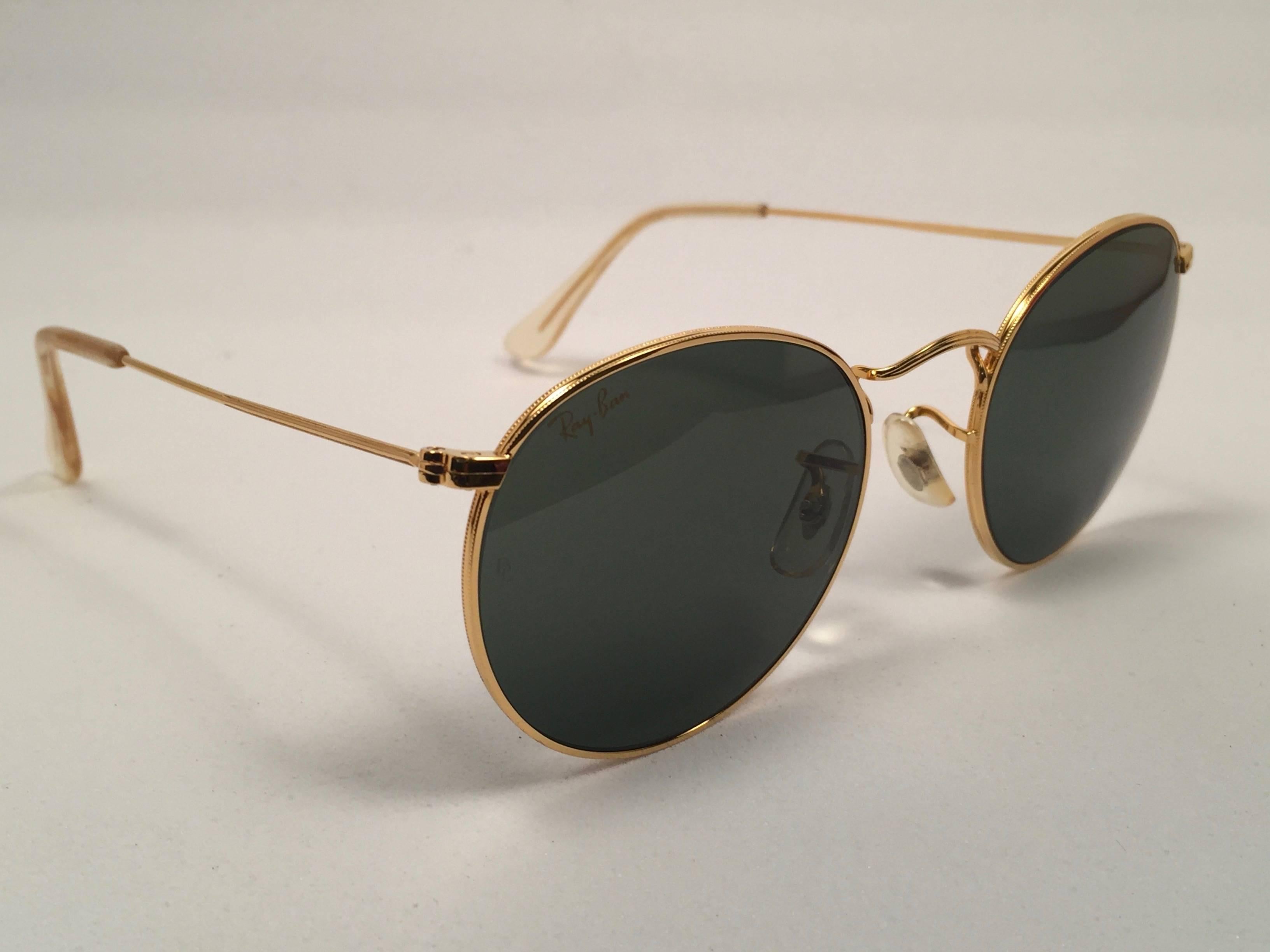 New Vintage Ray Ban classic round frame sporting G15 grey lenses.
Comes with its original Ray Ban B&L case with minor sign of wear due to storage.  
