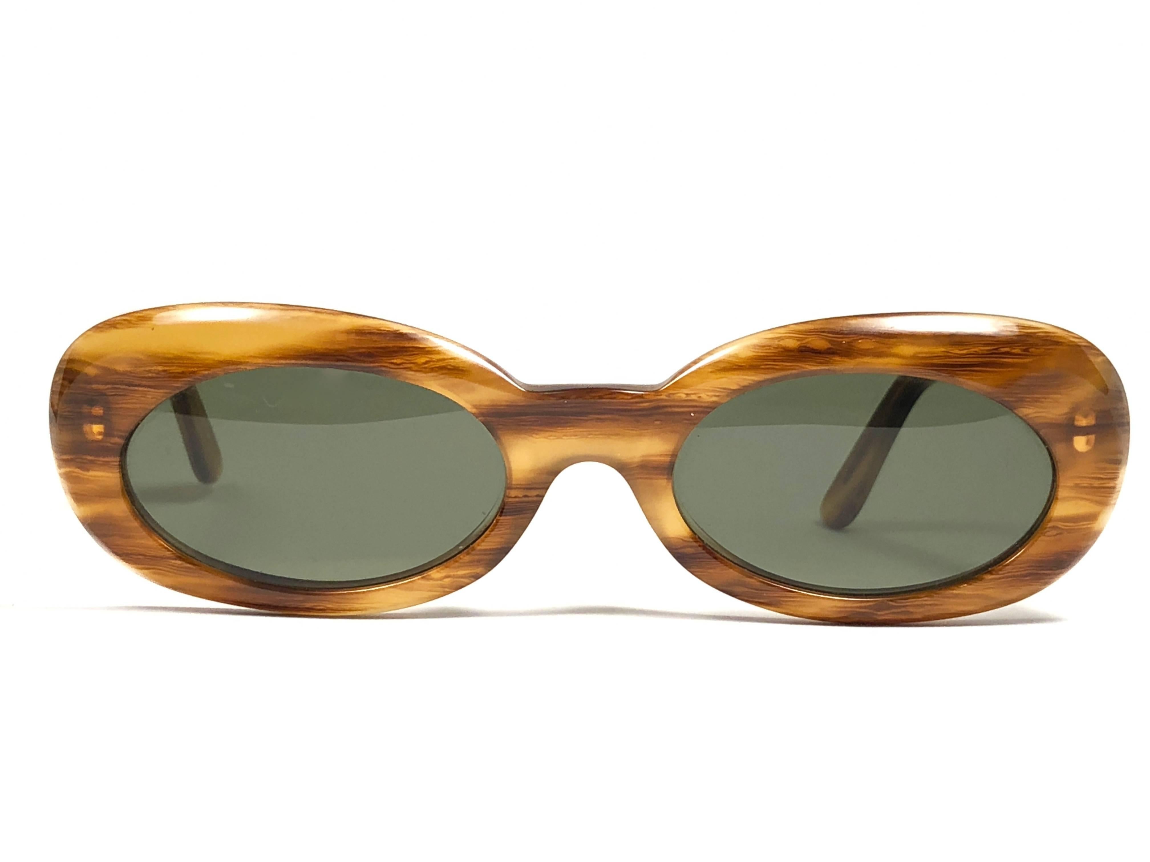 Mint Vintage Moschino small medium tortoise with gold detail frame with spotless grey lenses.

Made in Italy.
 
Produced and design in 1990's.

This item is in mint vintage condition with minor wear on the frame.
