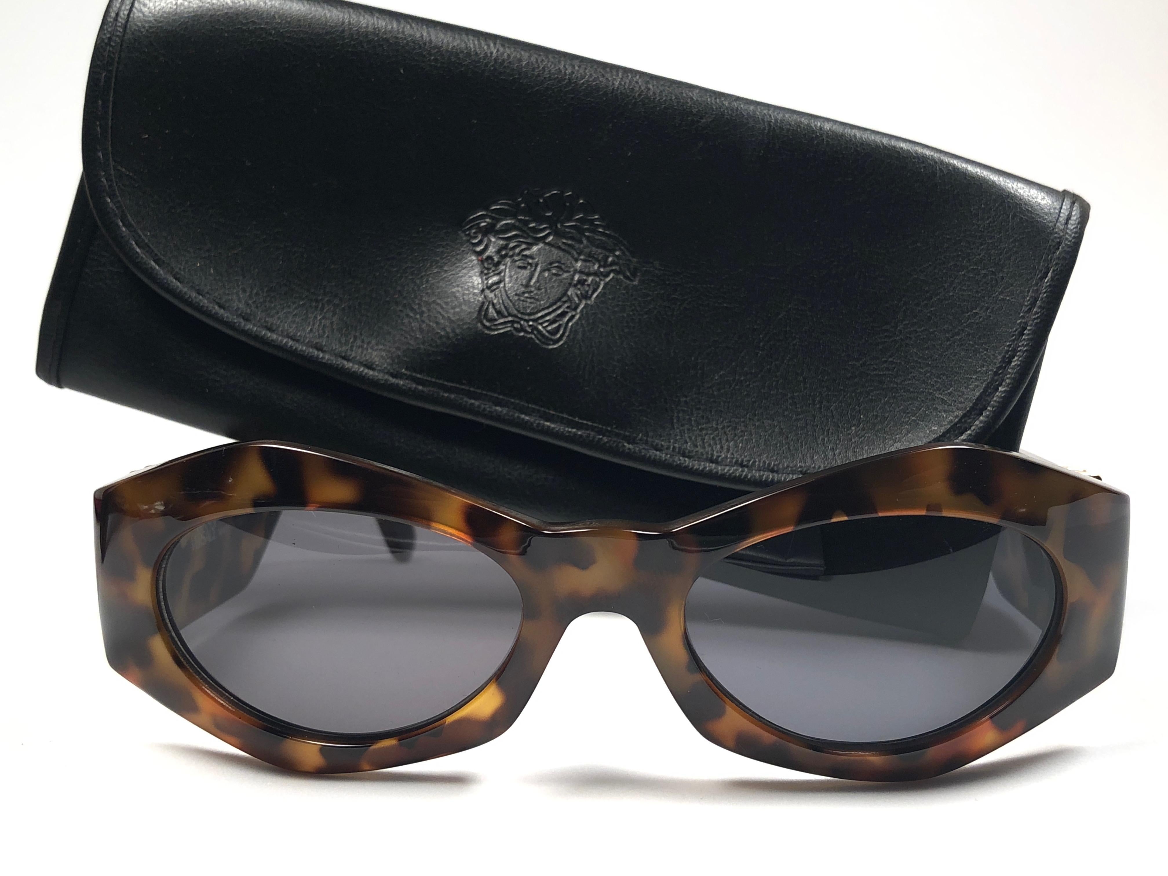 Women's or Men's New Vintage Gianni Versace 422 Tortoise Sunglasses 1990's Made in Italy