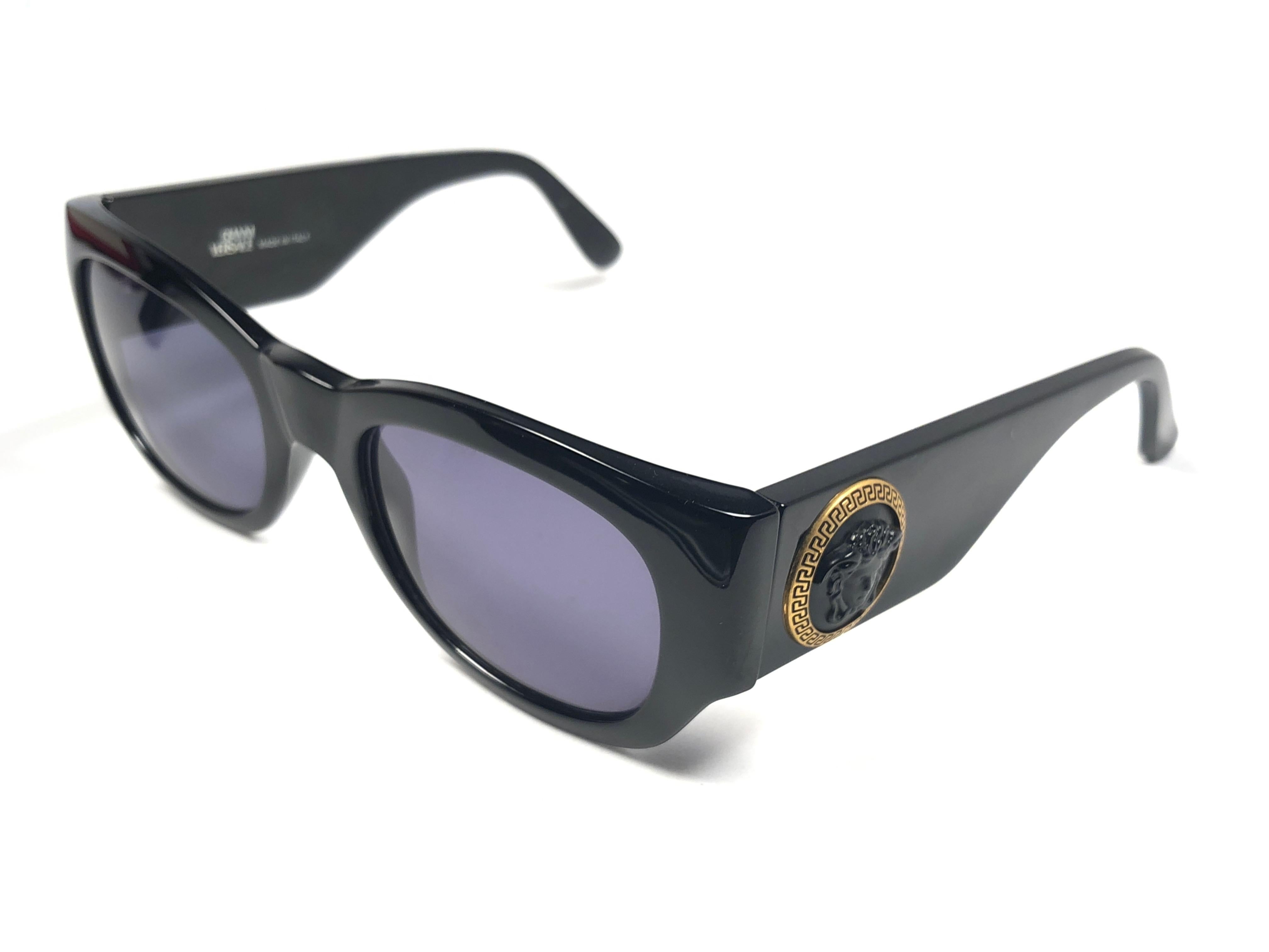 New Vintage Gianni Versace 420 E Sleek Black Sunglasses 1990's Made in Italy In New Condition In Baleares, Baleares