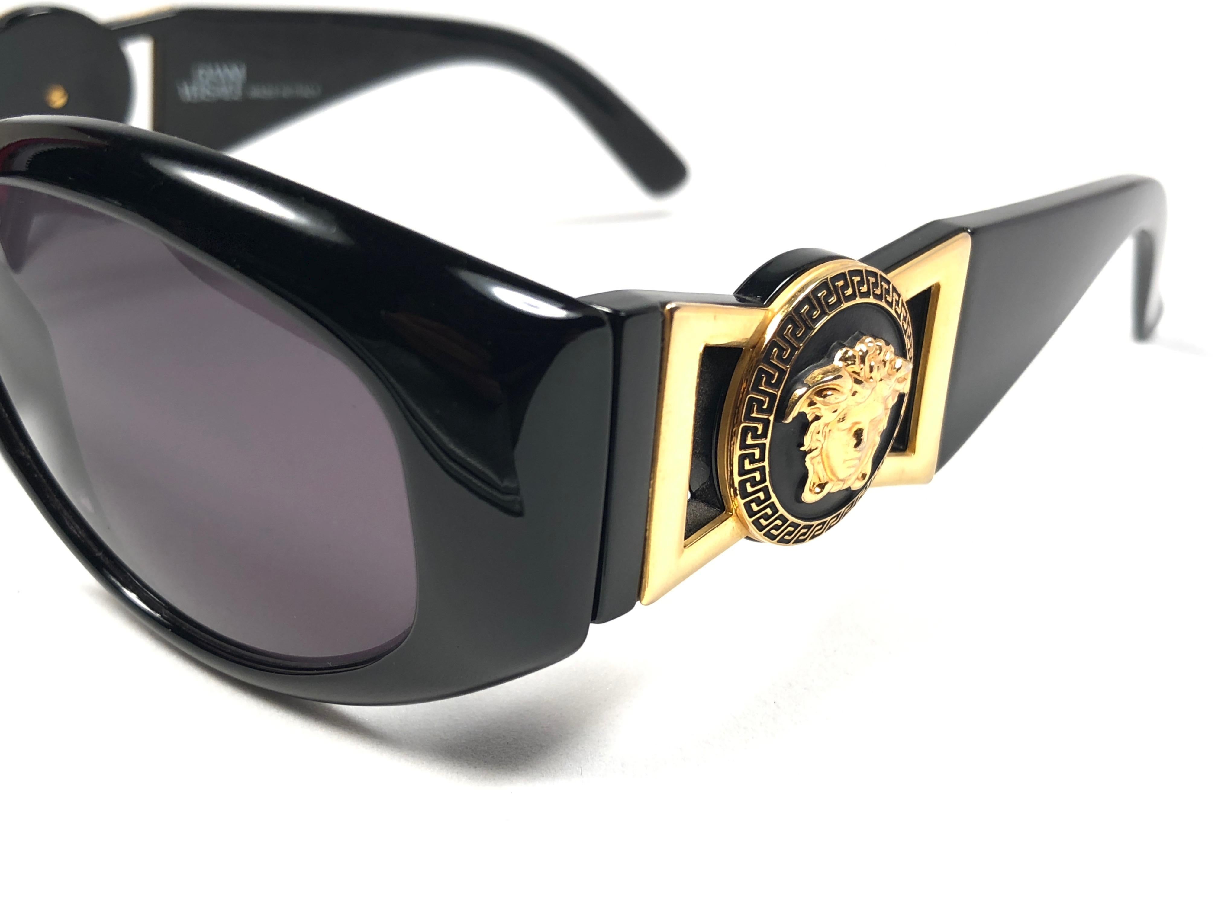 New Vintage Gianni Versace 424 M Sleek Black Sunglasses 1990's Made in Italy In New Condition In Baleares, Baleares