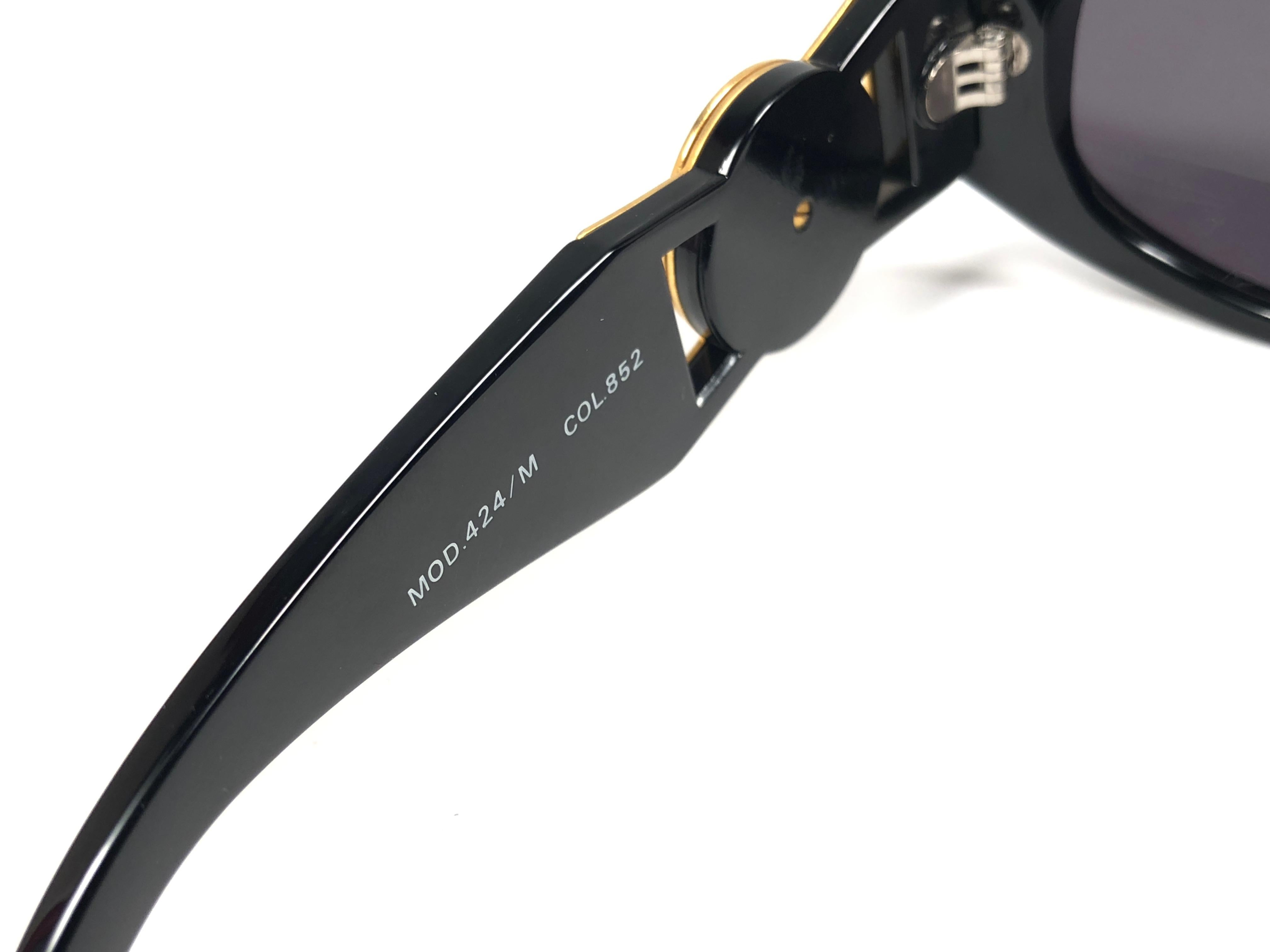 Women's or Men's New Vintage Gianni Versace 424 M Sleek Black Sunglasses 1990's Made in Italy