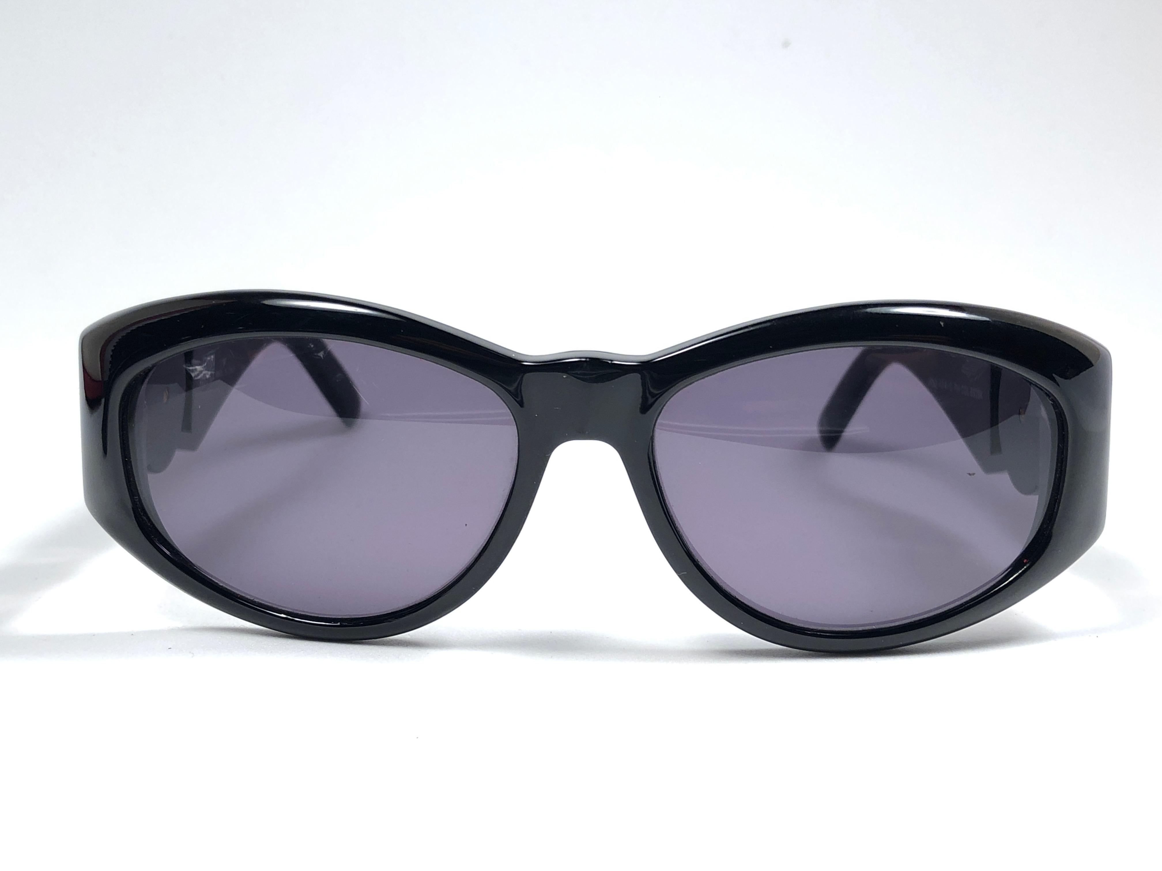 New Vintage Gianni Versace 424 C Sleek Black Sunglasses 1990's Made in Italy In New Condition In Baleares, Baleares