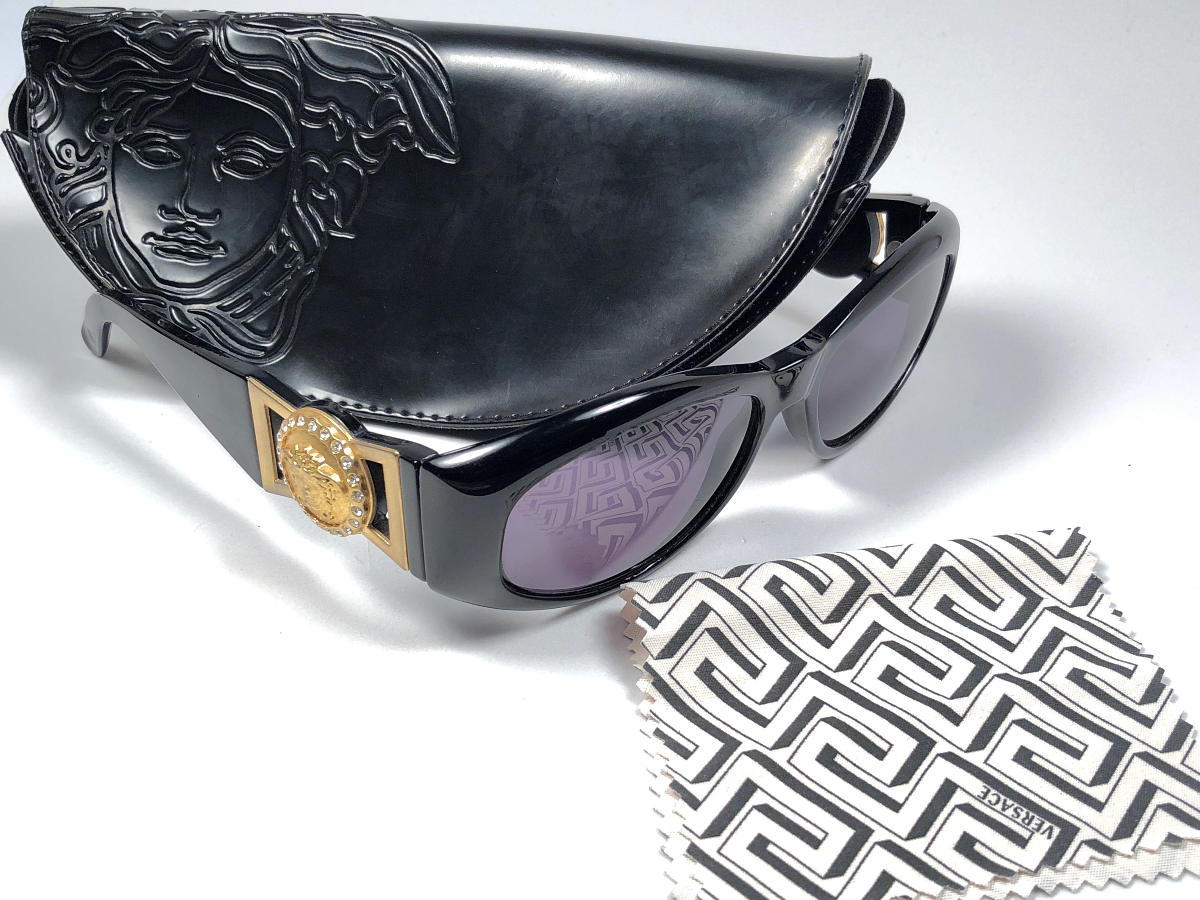 Women's or Men's New Vintage Gianni Versace 424 C Sleek Black Sunglasses 1990's Made in Italy
