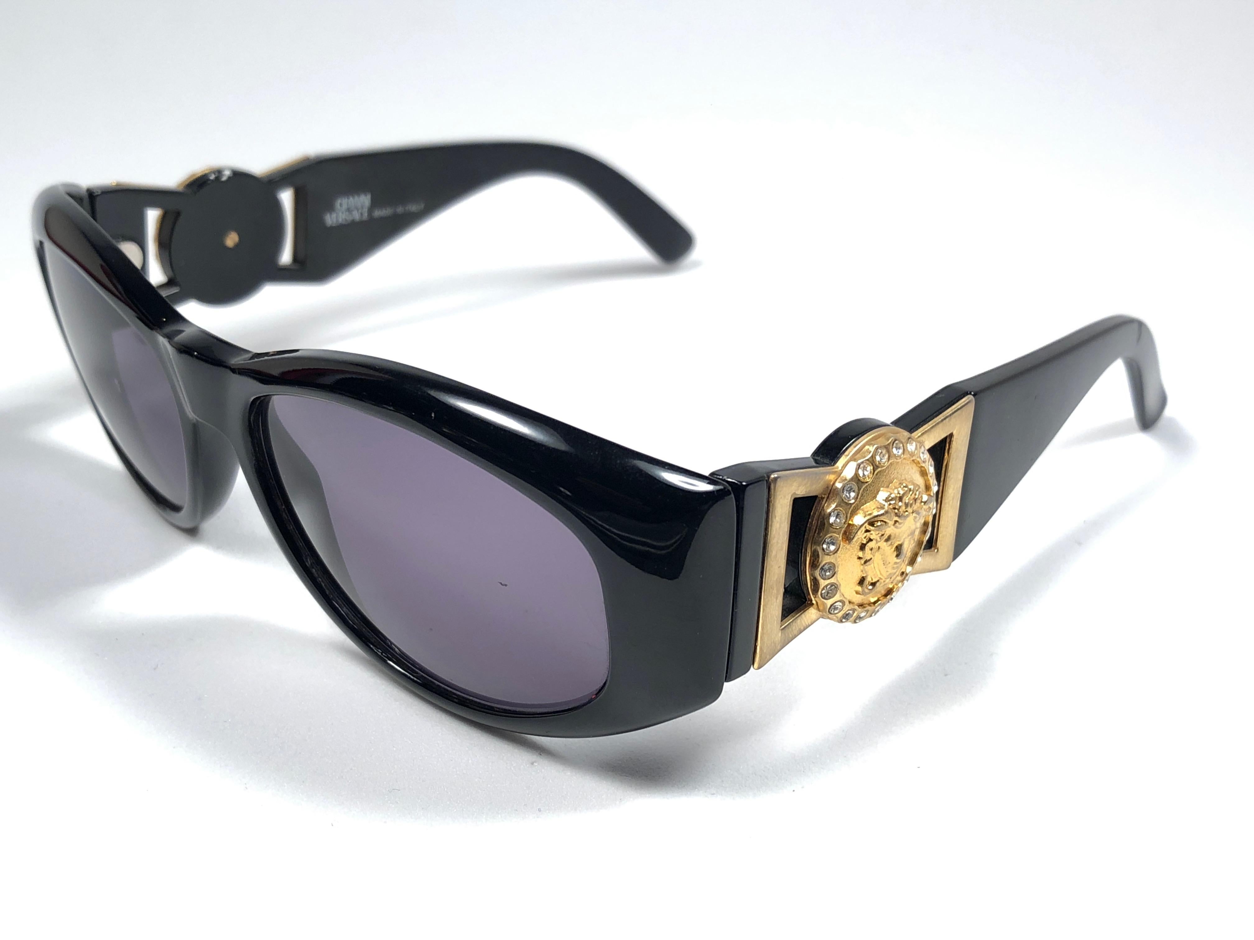 New Vintage Gianni Versace 424 C Sleek Black Sunglasses 1990's Made in Italy 1