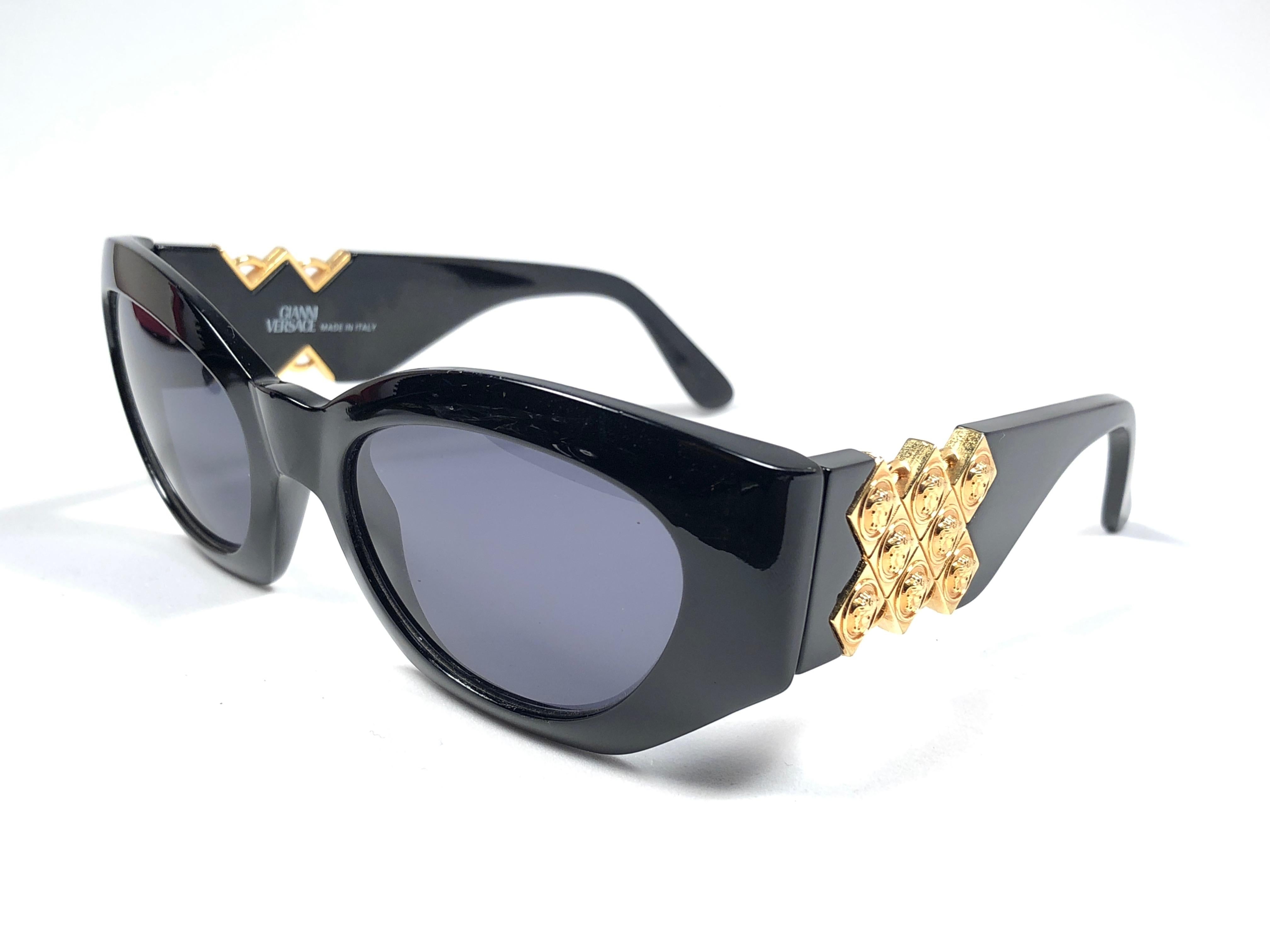 Gianni Versace Vintage 420 D Made in Italy Sleek Black Sunglasses, 1990s  In New Condition In Baleares, Baleares