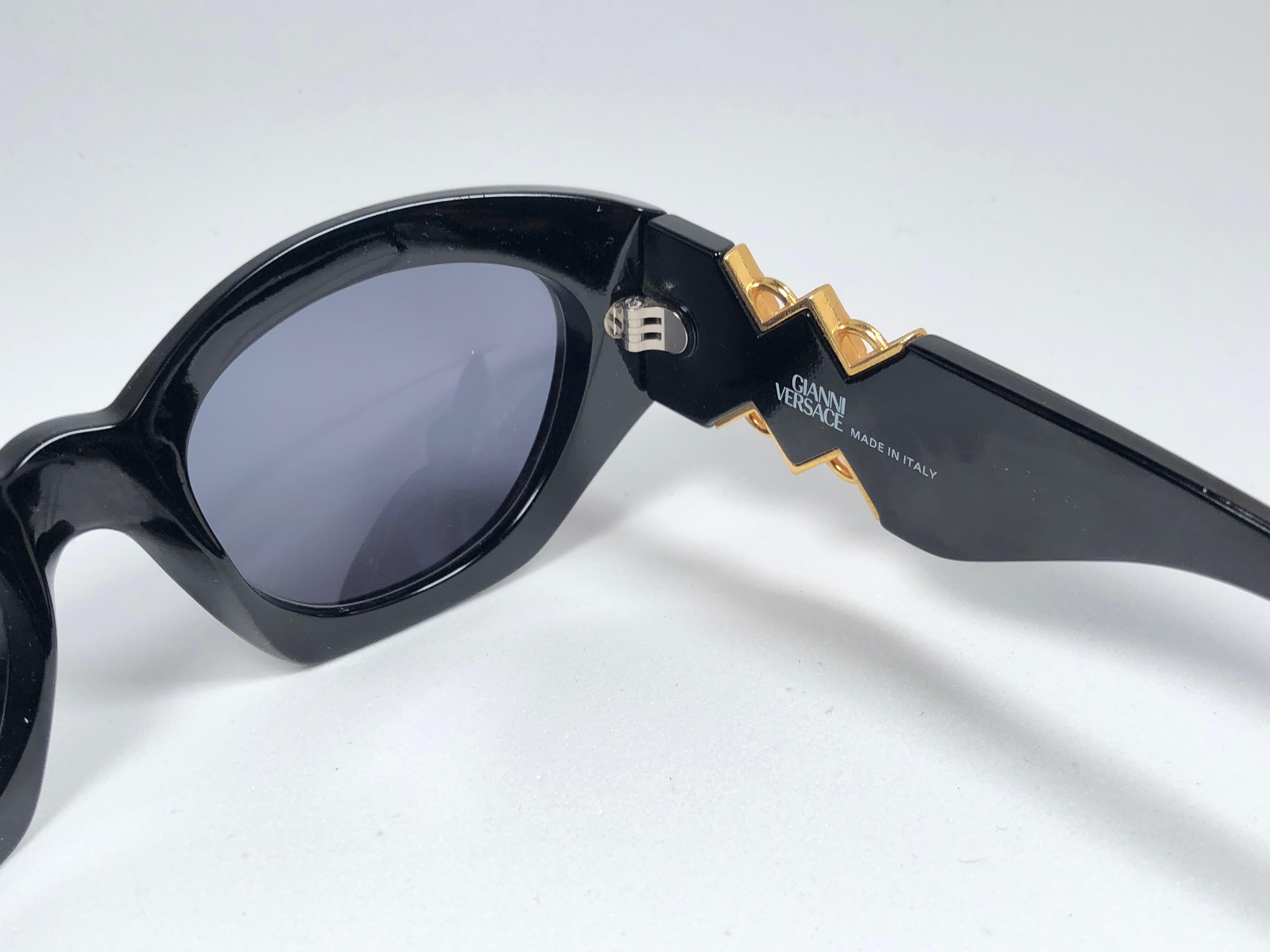 Women's or Men's Gianni Versace Vintage 420 D Made in Italy Sleek Black Sunglasses, 1990s 