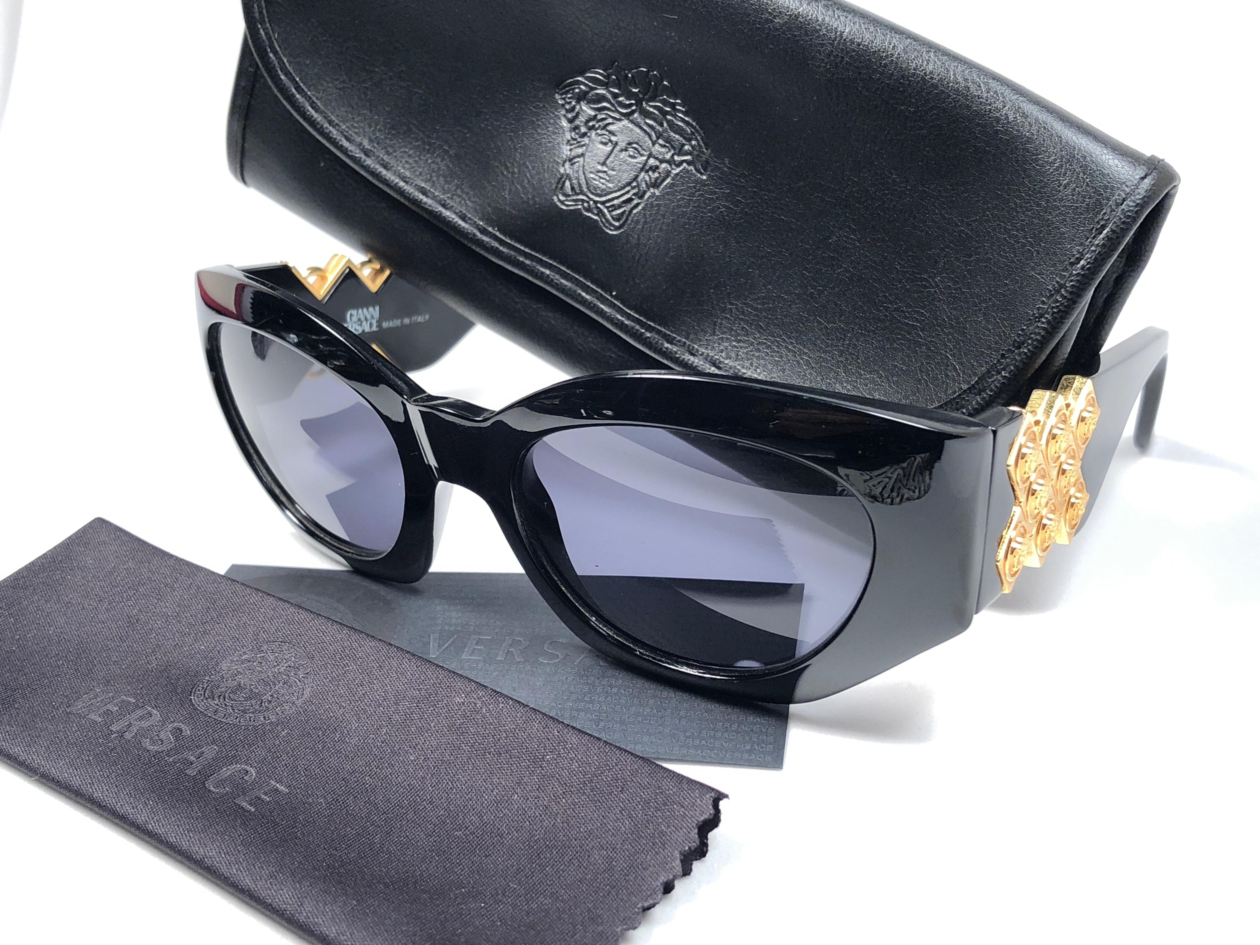 Gianni Versace Vintage 420 D Made in Italy Sleek Black Sunglasses, 1990s  1