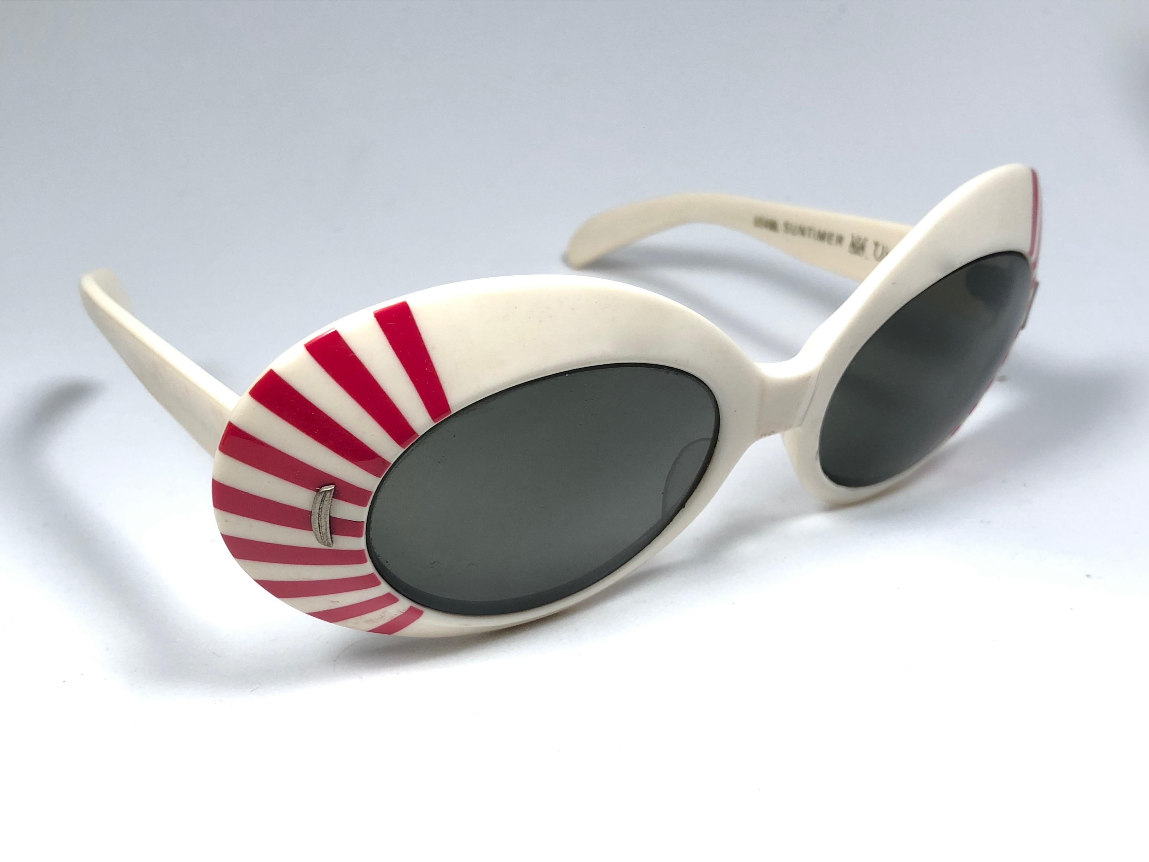 Mint Vintage Suntimer Victory Skimo style sunglasses. Iconic striped frame with G15 grey lenses.

Please notice this item its almost 60 years old and may show minor sign of wear due to storage.

An original and seldom piece.