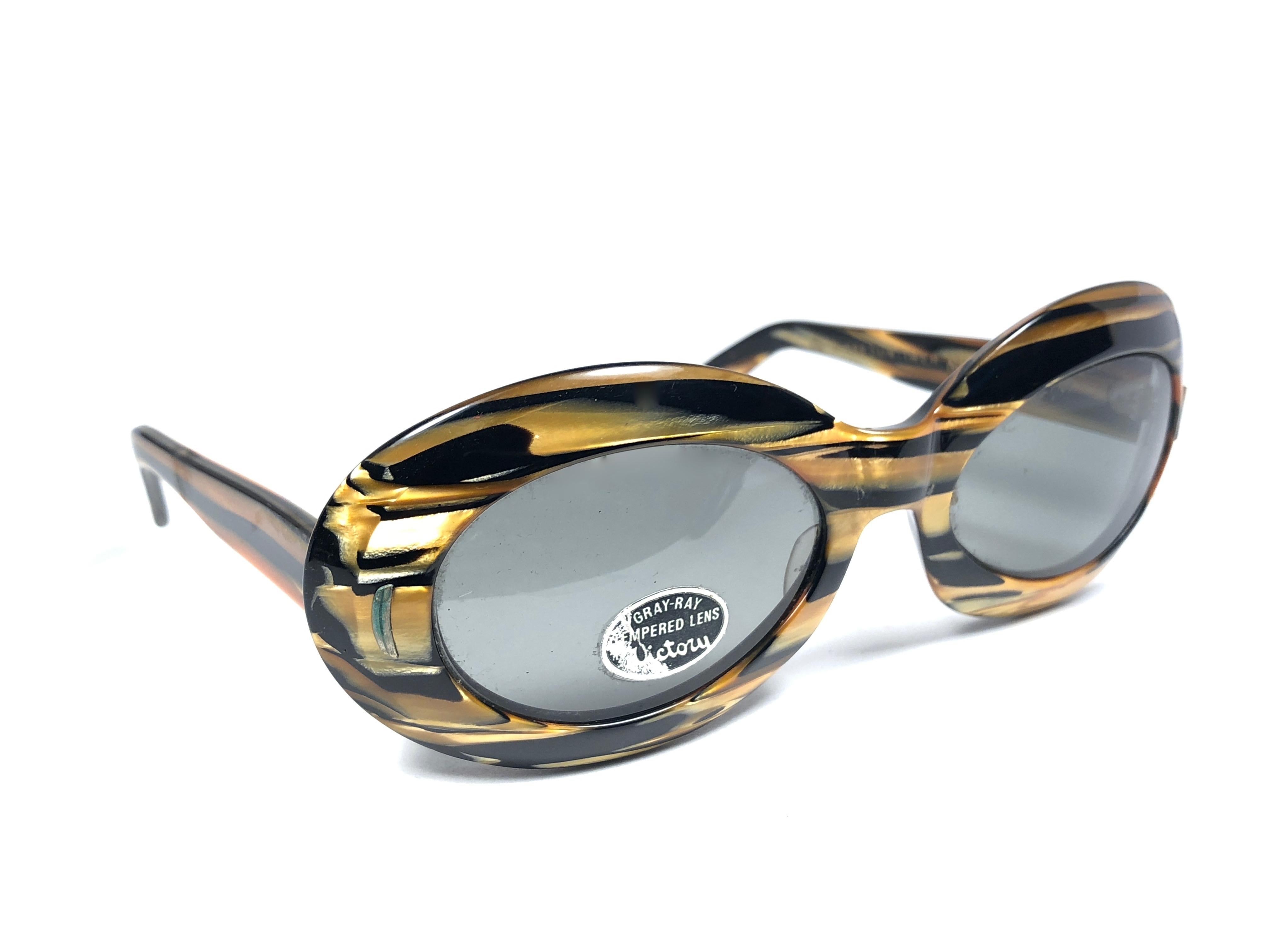 New Vintage Suntimer Victory Skimo style sunglasses. Iconic striped frame with G15 grey lenses.

Please notice this item its almost 60 years old and may show minor sign of wear due to storage.

An original and seldom piece.