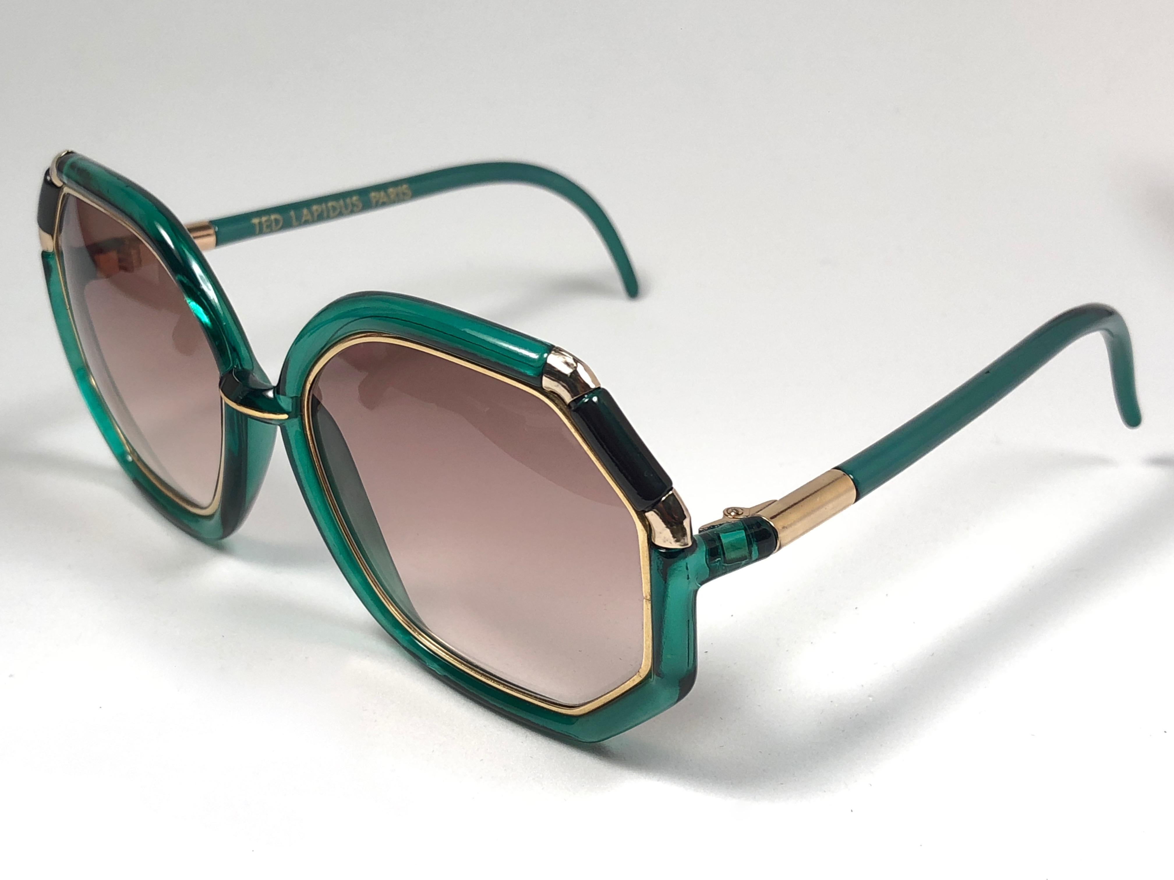 New Vintage Ted Lapidus jade green & gold frame with spotless lenses.  
Made in Paris.  
Produced and design in 1970's.  
This pair could show minor sign of wear due to storage.
New, never worn or displayed.