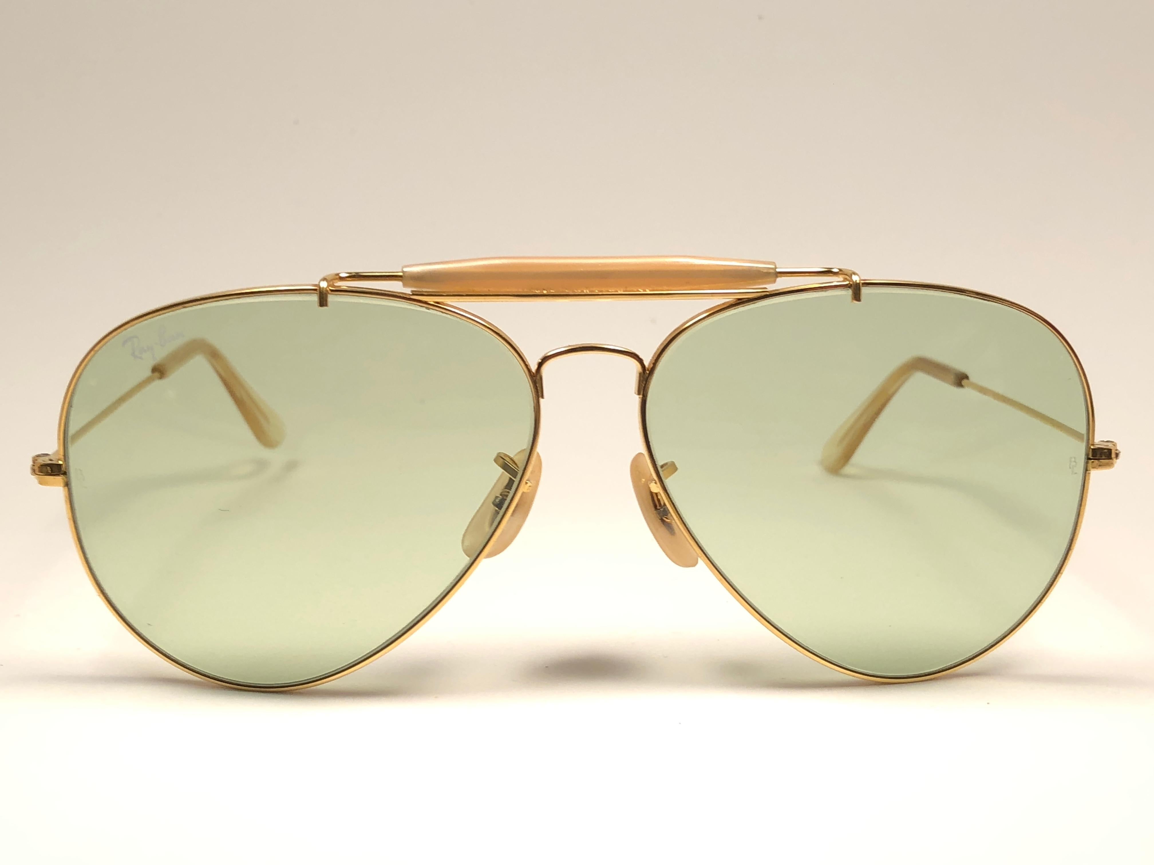 Neuwertige Vintage Ray Ban Aviator Gold 62mm mit grünen Gläsern. B&L in beide Gläser geätzt. Wird mit dem Originaletui Ray Ban B&L geliefert. 

Bitte beachten Sie:: dass dieses Paar aufgrund der fast 40-jährigen Lagerung leichte Gebrauchsspuren