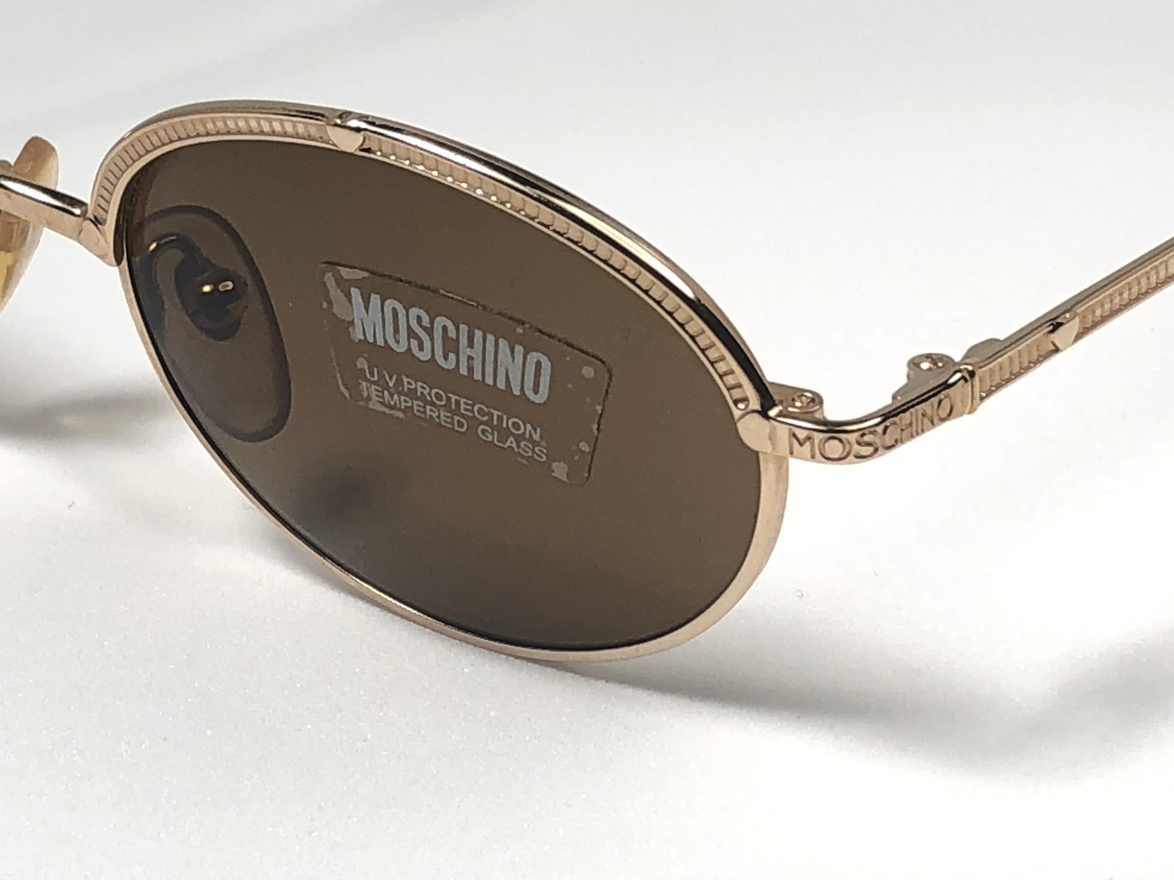 Mint Vintage Moschino Small Oval Gold 1990 Sunglasses Made in Italy In New Condition In Baleares, Baleares