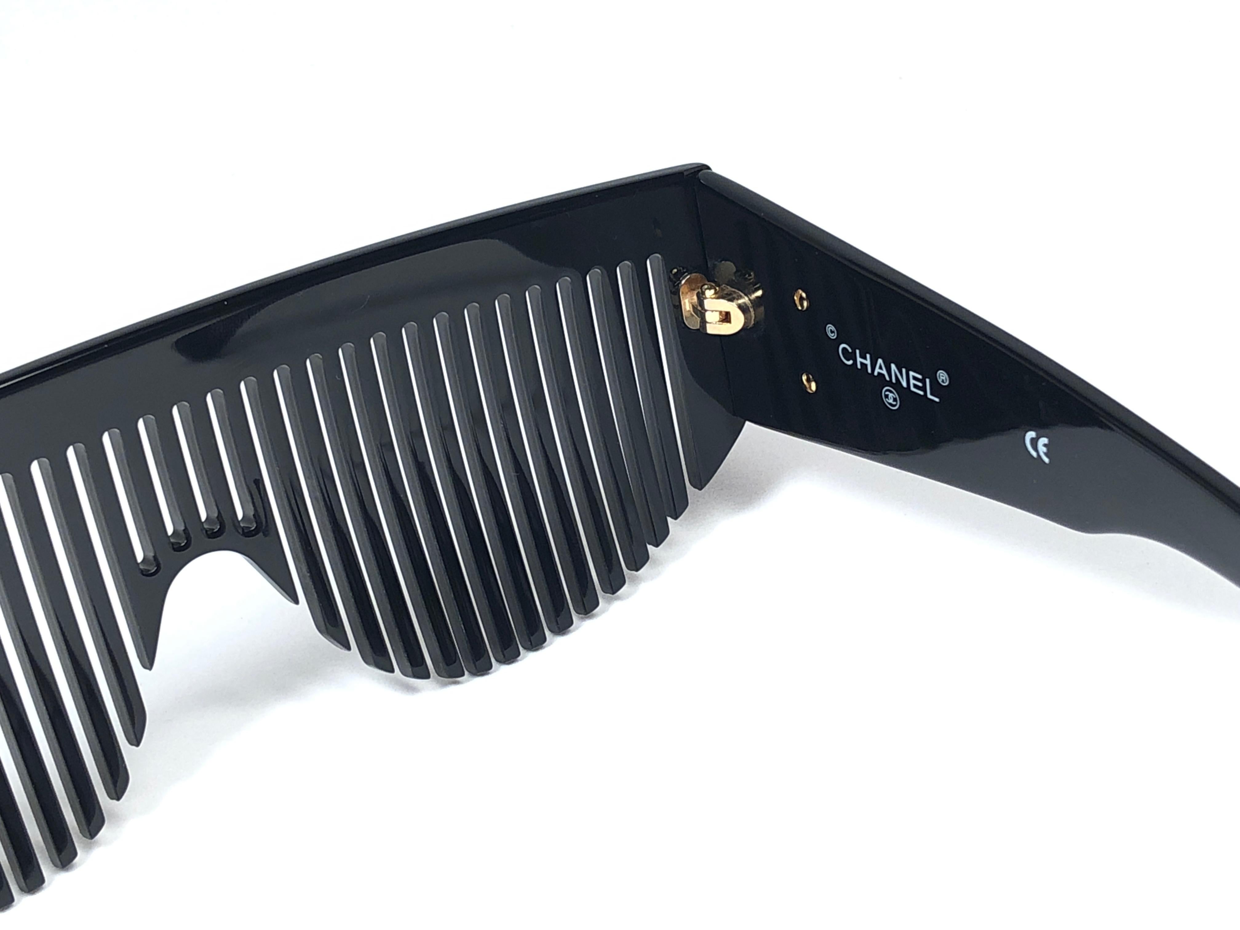 Vintage Chanel Vintage Black Comb Made In Italy Sunglasses 1993 In New Condition In Baleares, Baleares