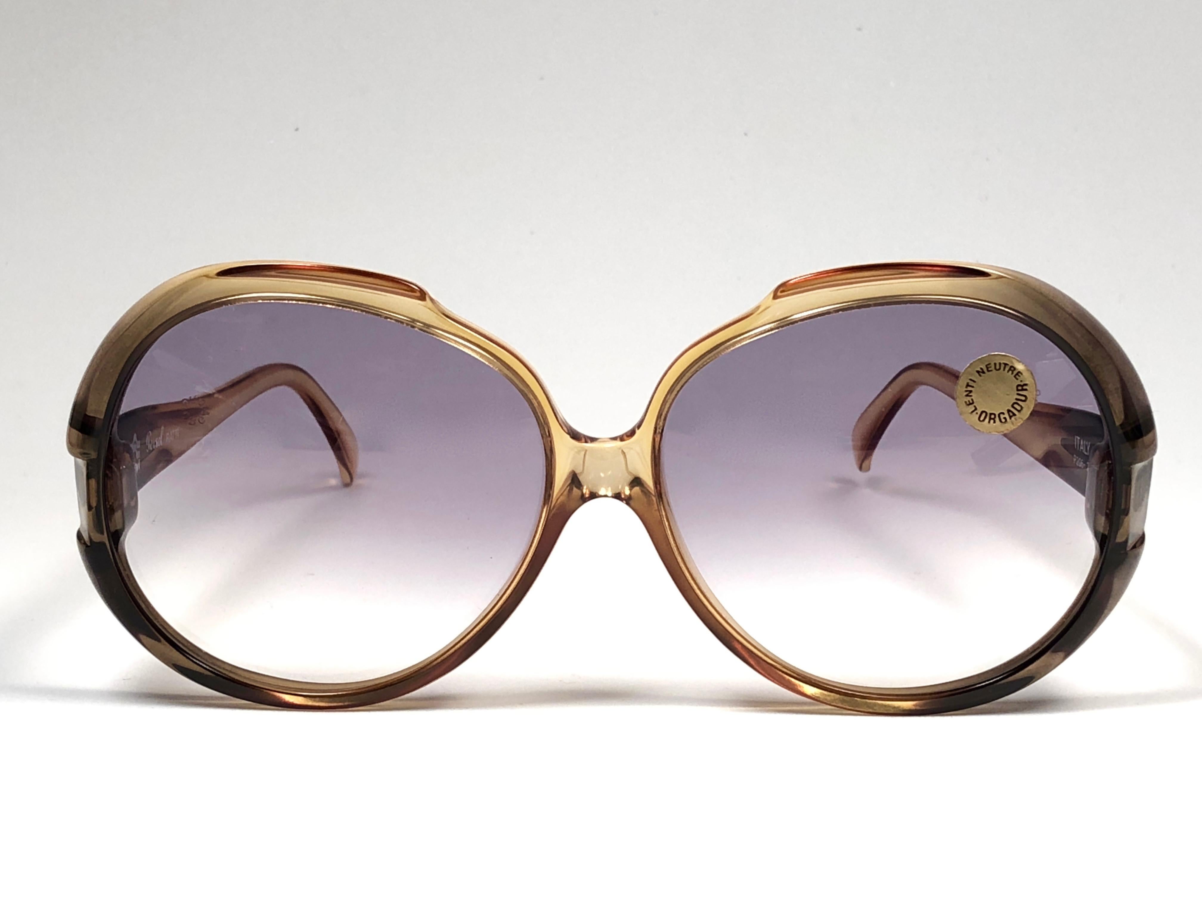 Nouvelle monture Persol Ratti surdimensionnée avec des verres dégradés clairs.

Fabriquées en Italie.
 
Produit et conçu dans les années 1990.

