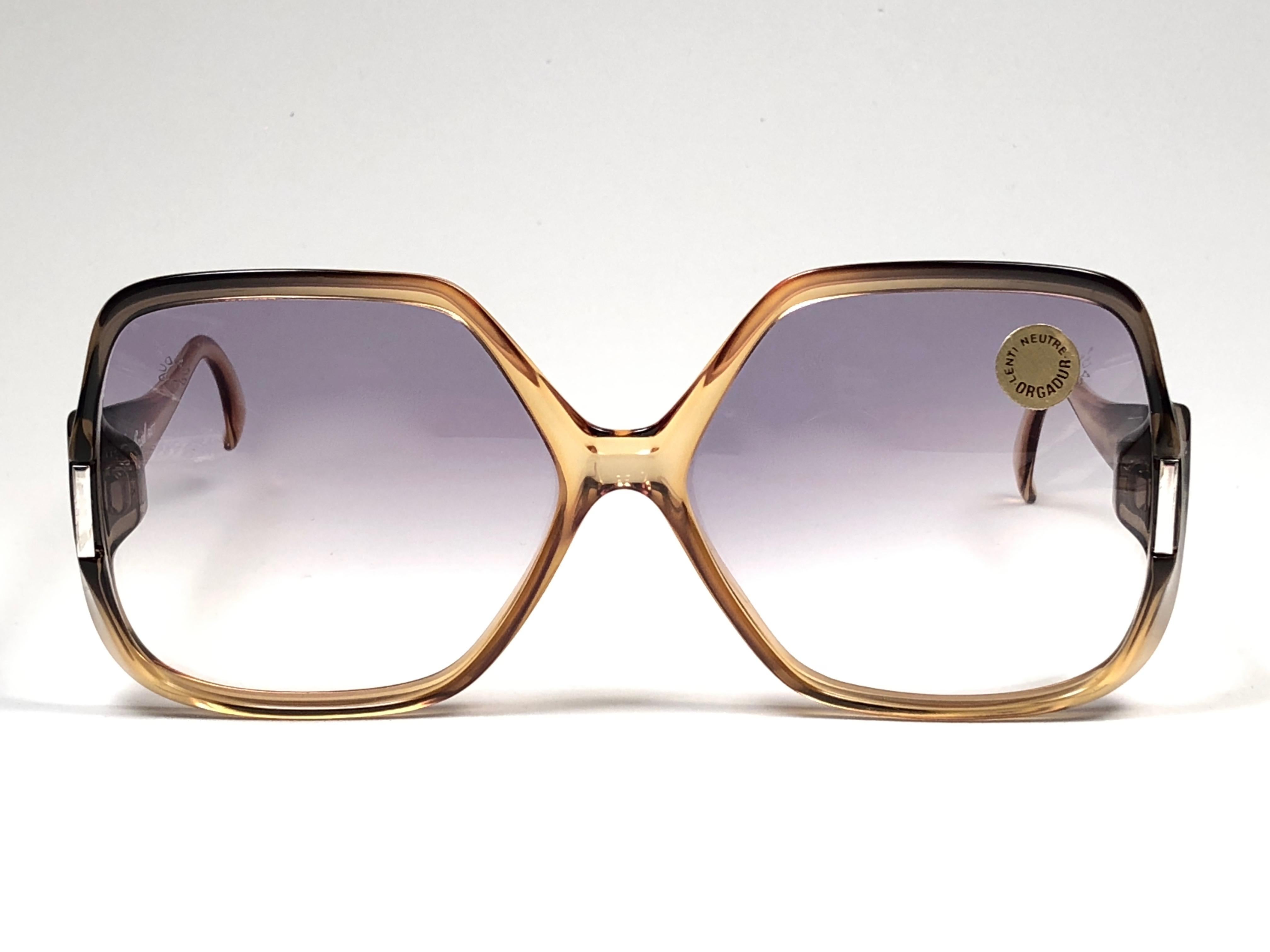New Persol Ratti oversized frame with light gradient lenses.

Made in Italy.
 
Produced and design in 1990's.

